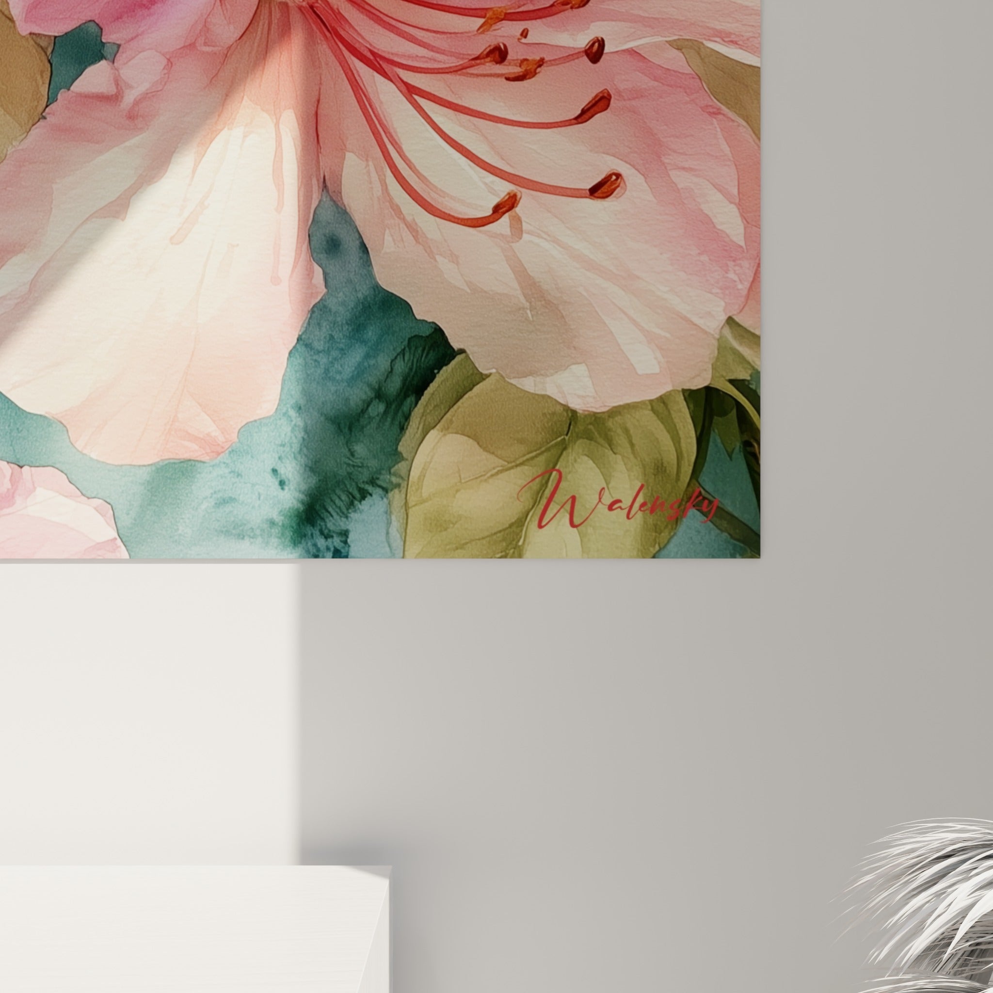 Détail des pétales d'azalée rose et blanc, grain aquarelle visible avec étamines orangées et feuillage doré