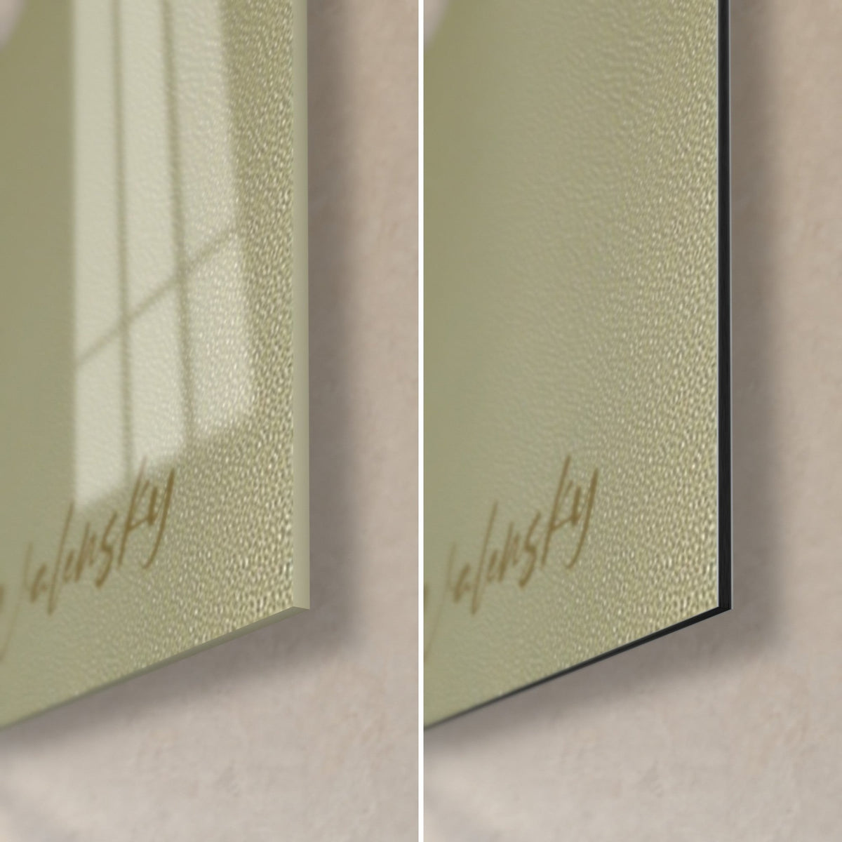 Tableau fleurs blanches sur vert sauge, coin bas droit : verre brillant à gauche, alu Dibond mat à droite, tranche de 3 mm