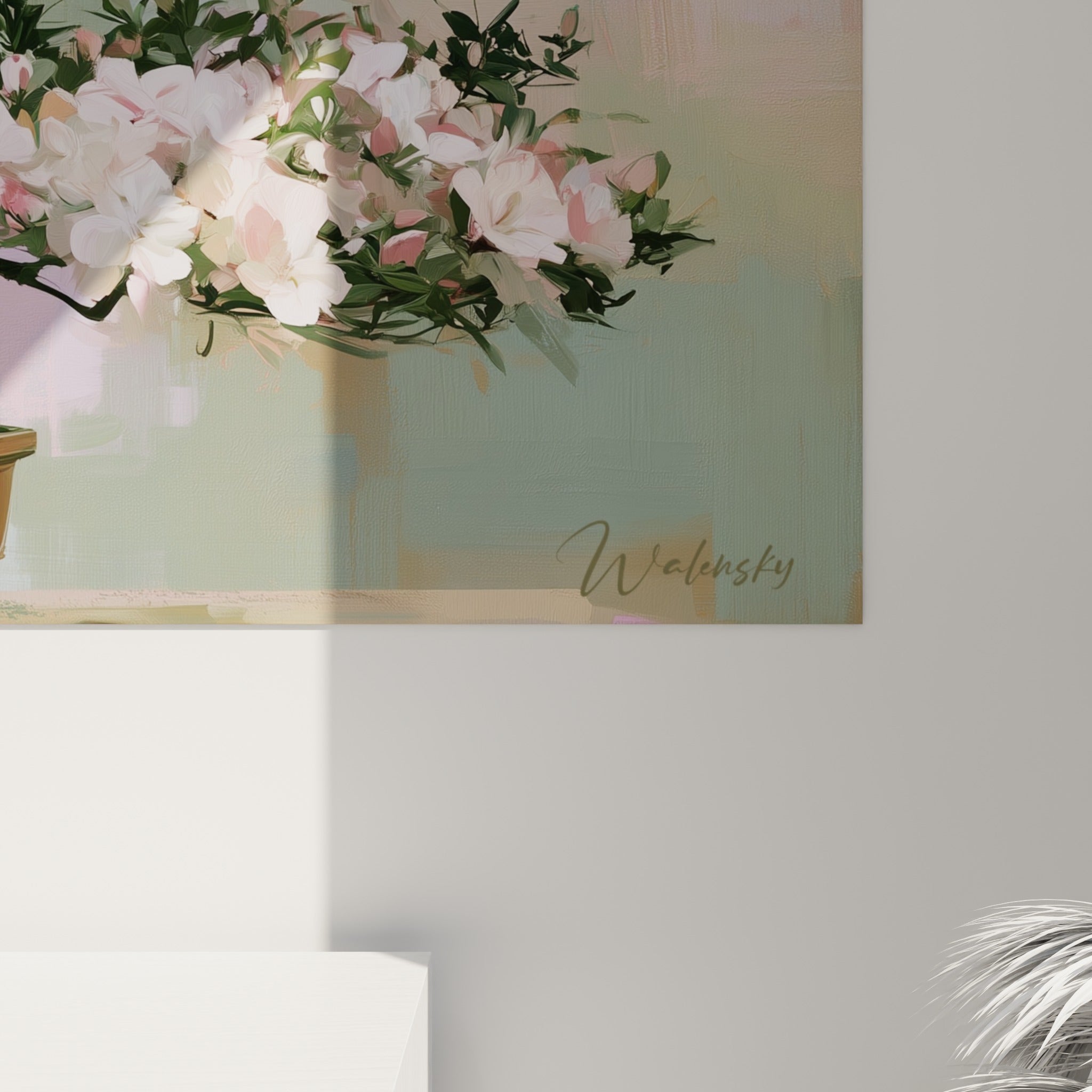 Détail des pétales blancs et roses de l'Azalée, empâtements du feuillage vert et grain du tronc brun visibles