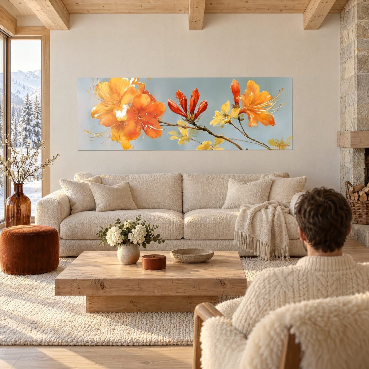 Tableau azalées orange vif aux pistils filiformes sur fond bleu-gris, au-dessus d'un canapé dans un salon lumineux