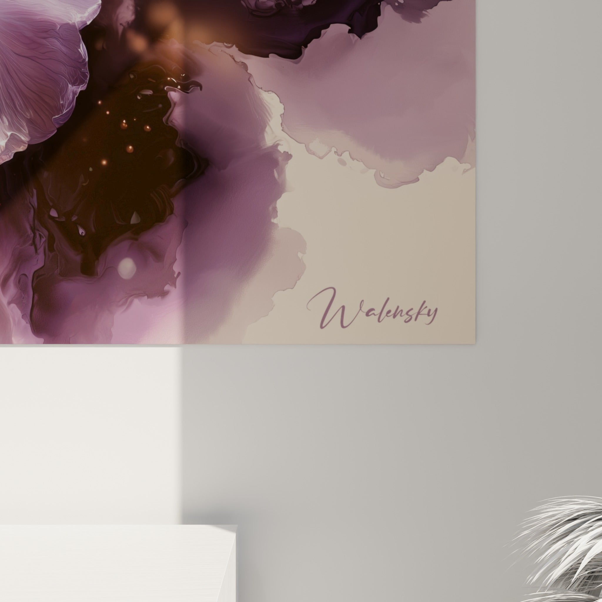 Détail des pétales veloutés violets et des étamines dorées d'Azalée, grain et fondu visibles de près