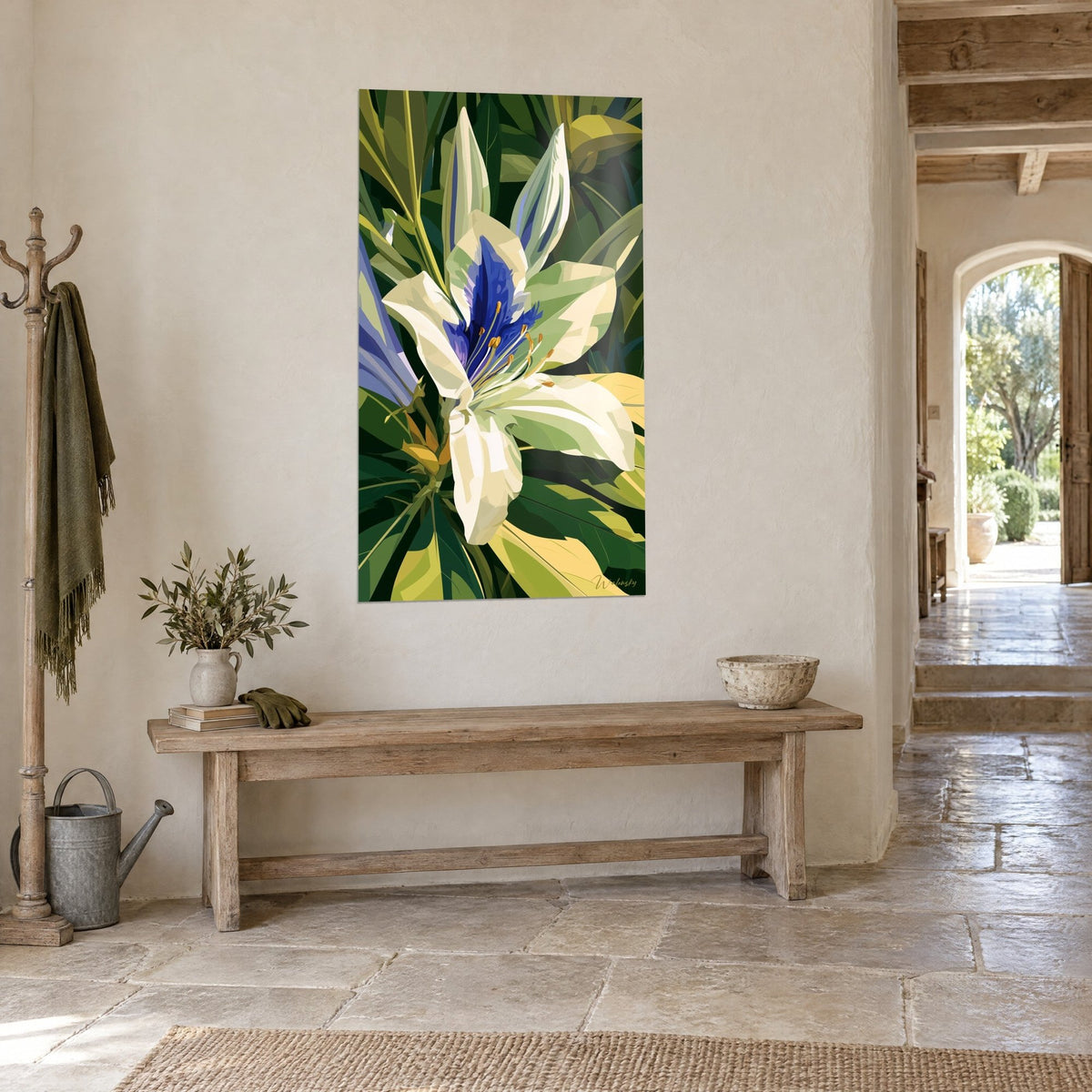 Tableau corolle ivoire à gorge bleu roi, feuilles vert olive, en vue de trois-quarts dans un couloir en pierre