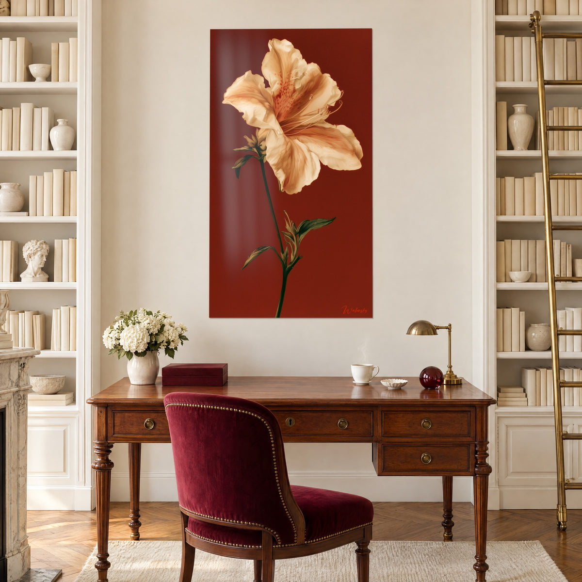 Cuadro de flor marfil y salmón, tallo verde y hojas oscuras sobre rojo ladrillo, escritorio de madera, sillón burdeos