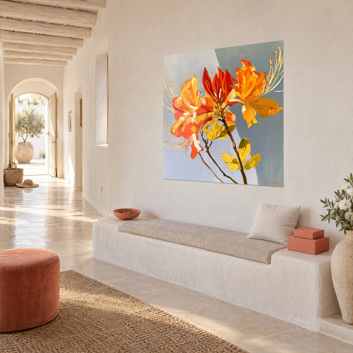 Gemälde Azaleenstrauß in Safrangelb und Zinnoberrot, feine Staubgefäße in einem Bogen, weiße Wand eines mediterranen Hauses