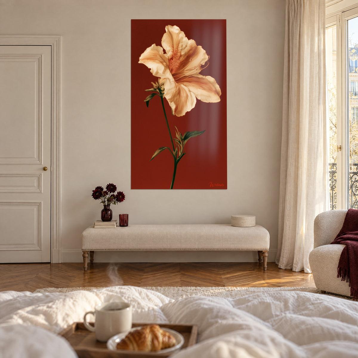 Cuadro de gran flor melocotón con pétalos moteados de rosa, fondo rojo ladrillo, encima de una cama en un dormitorio luminoso