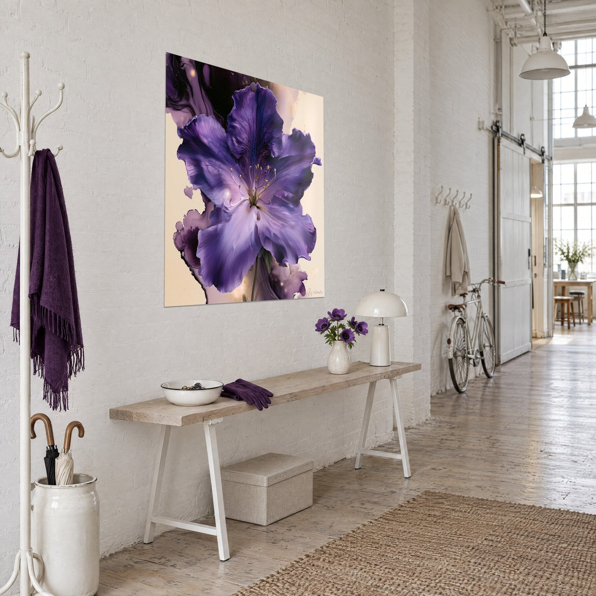 Tableau grande fleur mauve en éclosion, veines indigo et touches d'or sur fond ivoire, loft d'artiste vu de trois-quarts