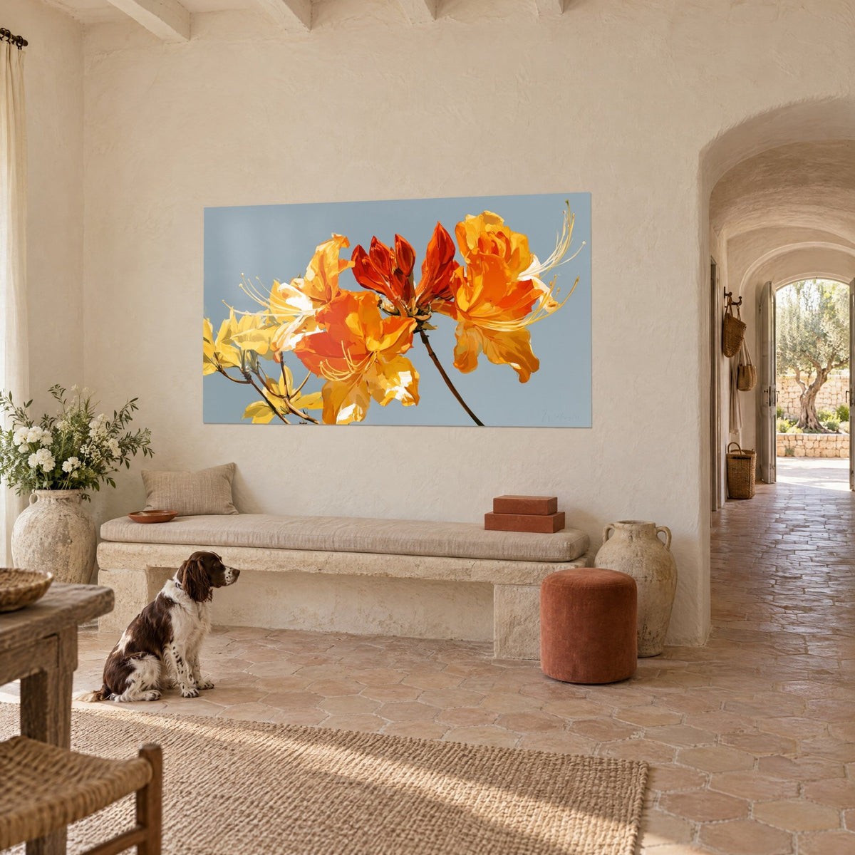 Tableau fleurs d'azalée flamboyantes, pétales safran et boutons rouge brique, au mur d'un mas, spaniel assis au pied d'un banc