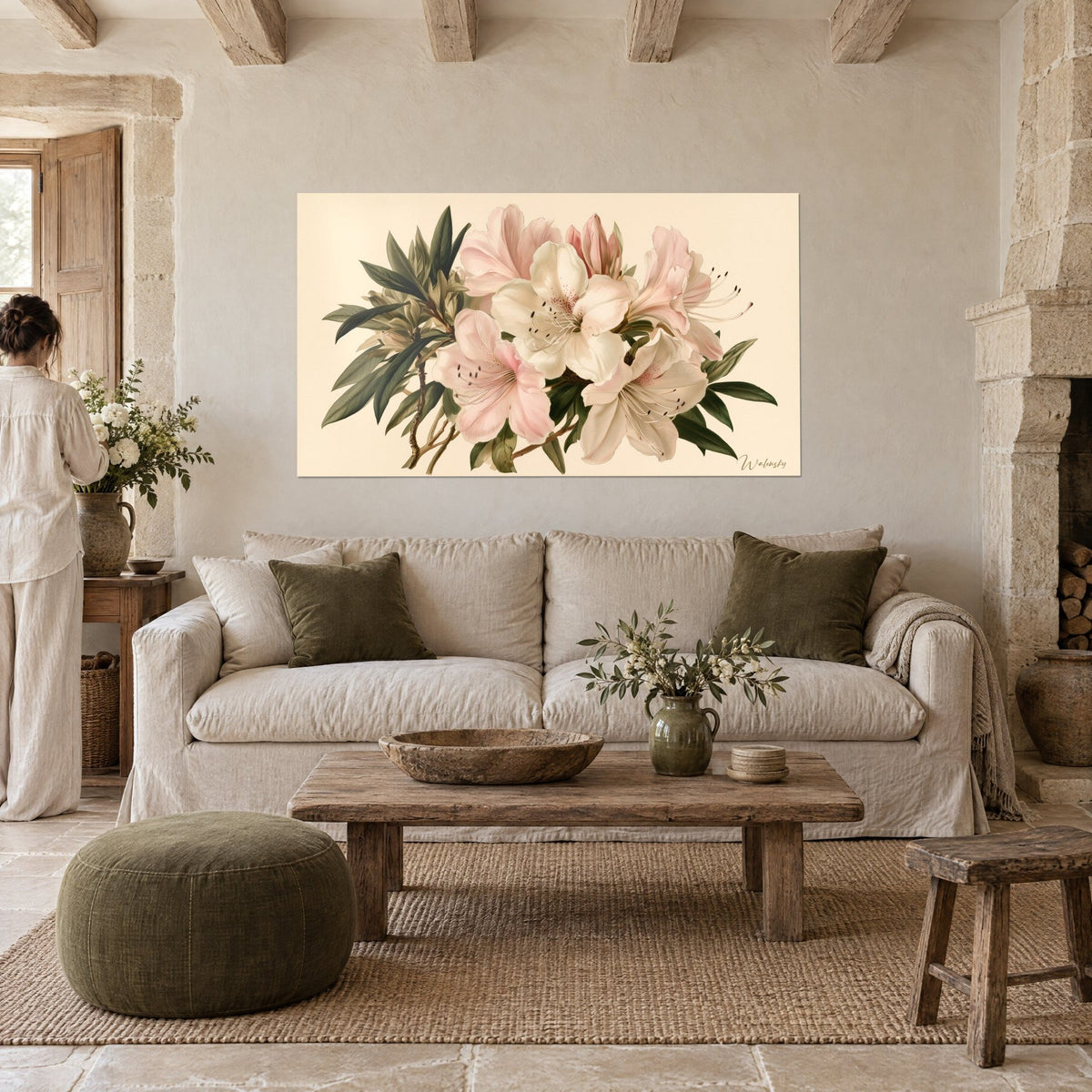 Quadro azalee bianche e rosa pallido su fondo crema, foglie verde oliva, una donna di spalle, sopra un divano in un soggiorno luminoso