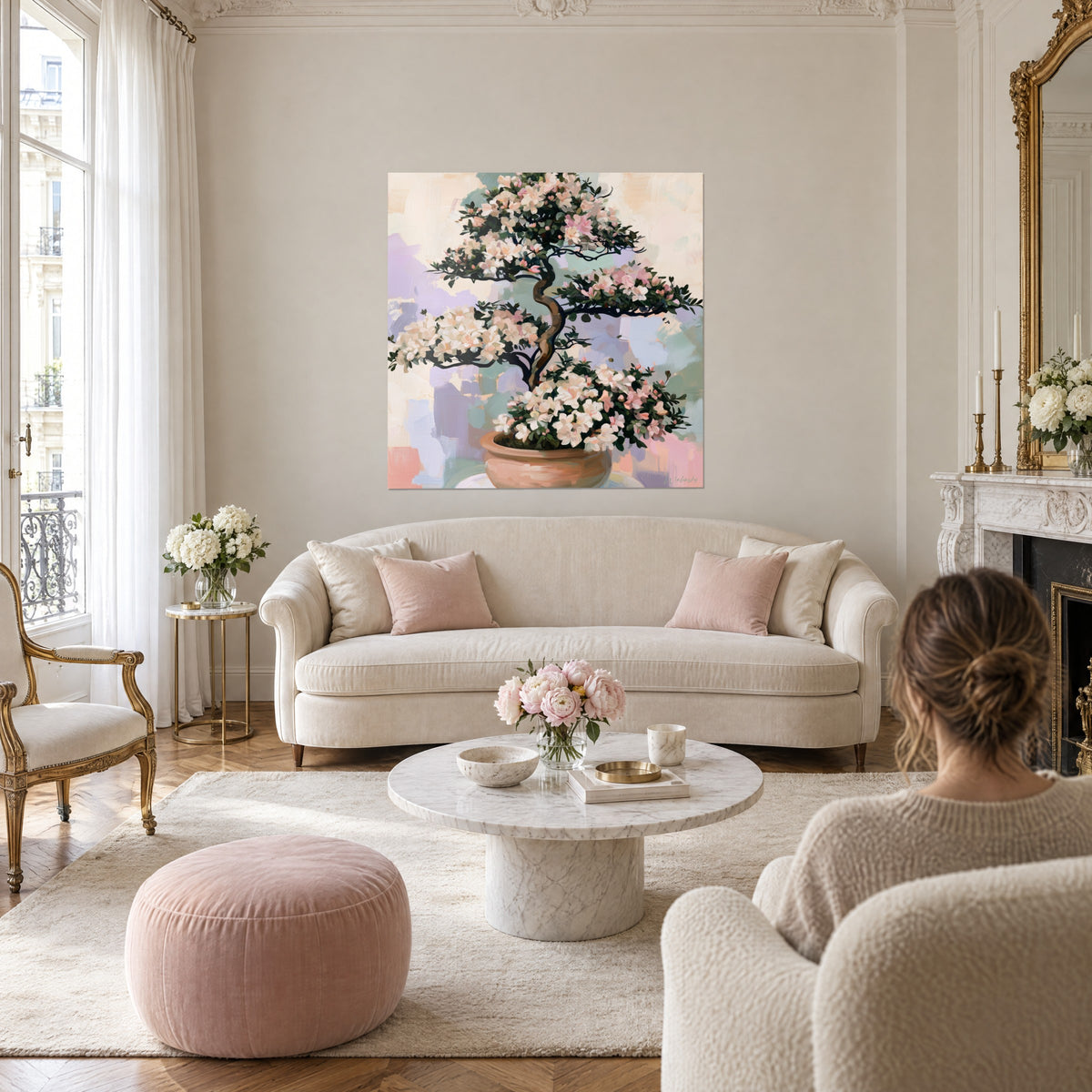Cuadro bonsái de azalea en flor con corolas rosas y crema, maceta de terracota, fondo lila y salvia, sobre un sofá en un salón luminoso