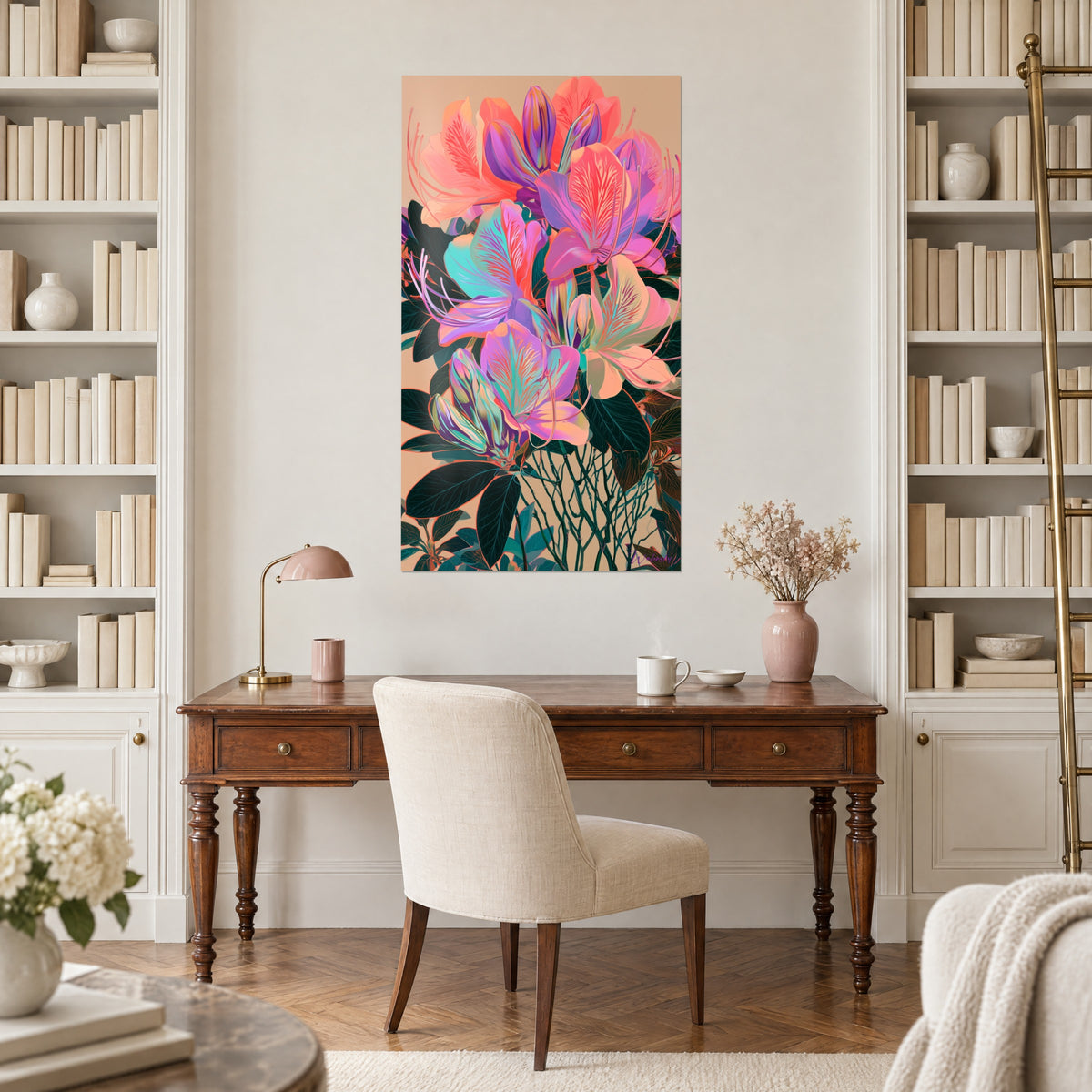 Πίνακας floral σύνθεση σε κοραλλί και τυρκουάζ, σκούρα πράσινα φύλλα με πορτοκαλί άκρες, κρεμασμένος ανάμεσα σε δύο βιβλιοθήκες ενός ξύλινου γραφείου