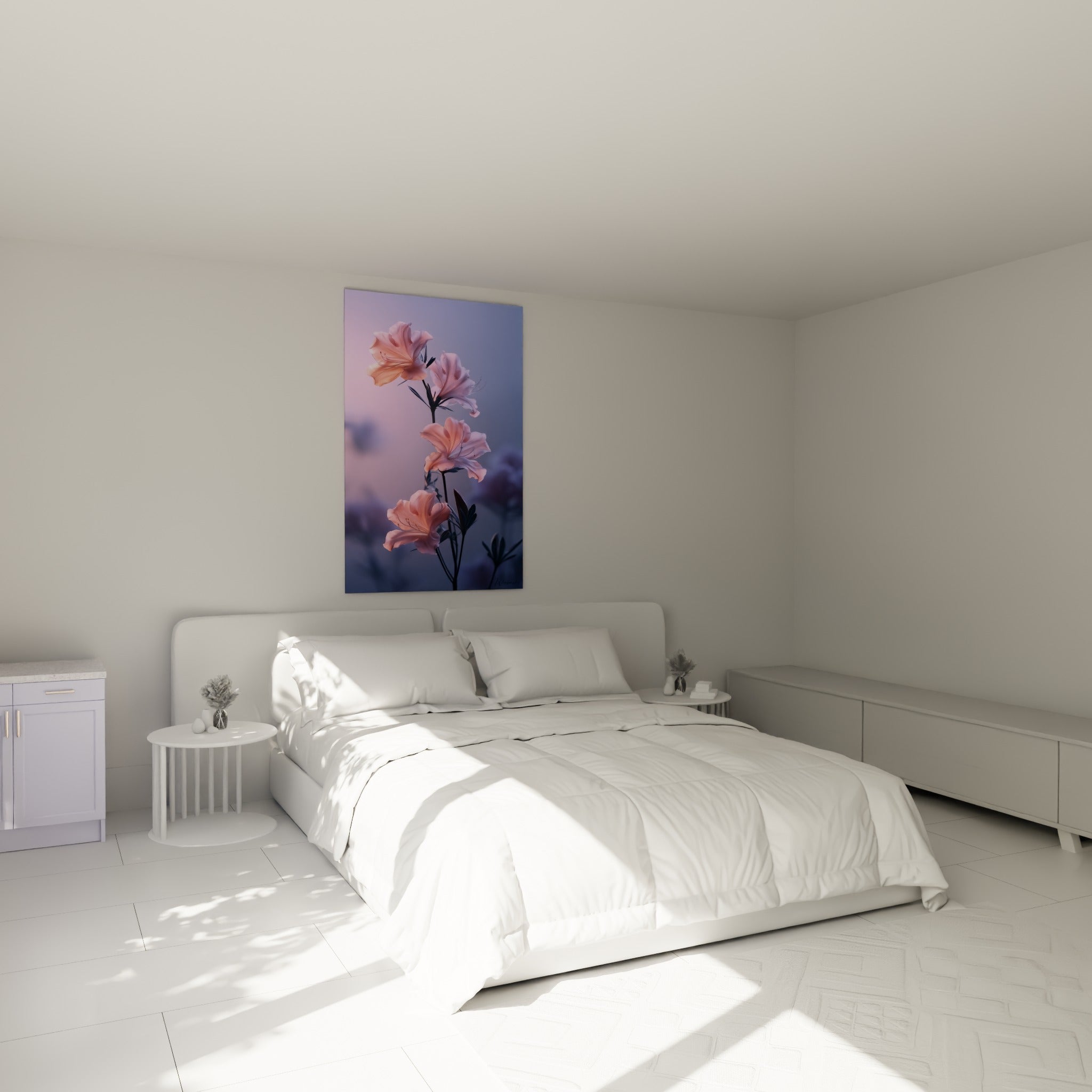 Fleurs d'azalée roses et violettes accrochées au-dessus d'un lit dans une chambre claire