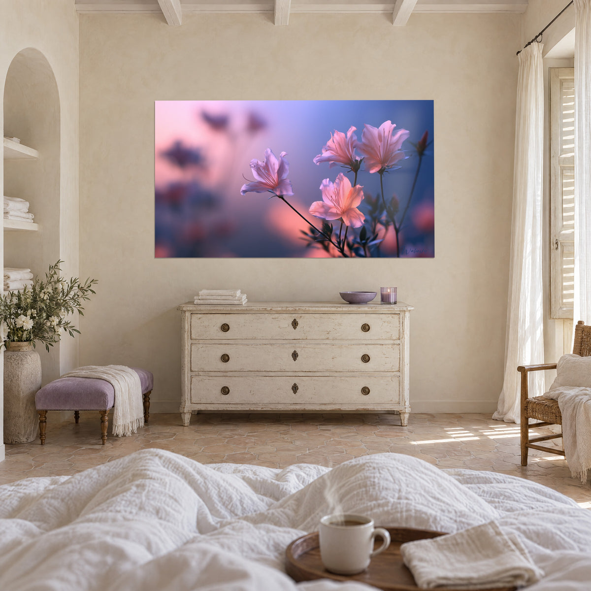 Quadro di un mazzo di fiori rosa su cielo azzurro e corallo, petali stropicciati e boccioli sullo sfondo, sopra un letto in una camera luminosa