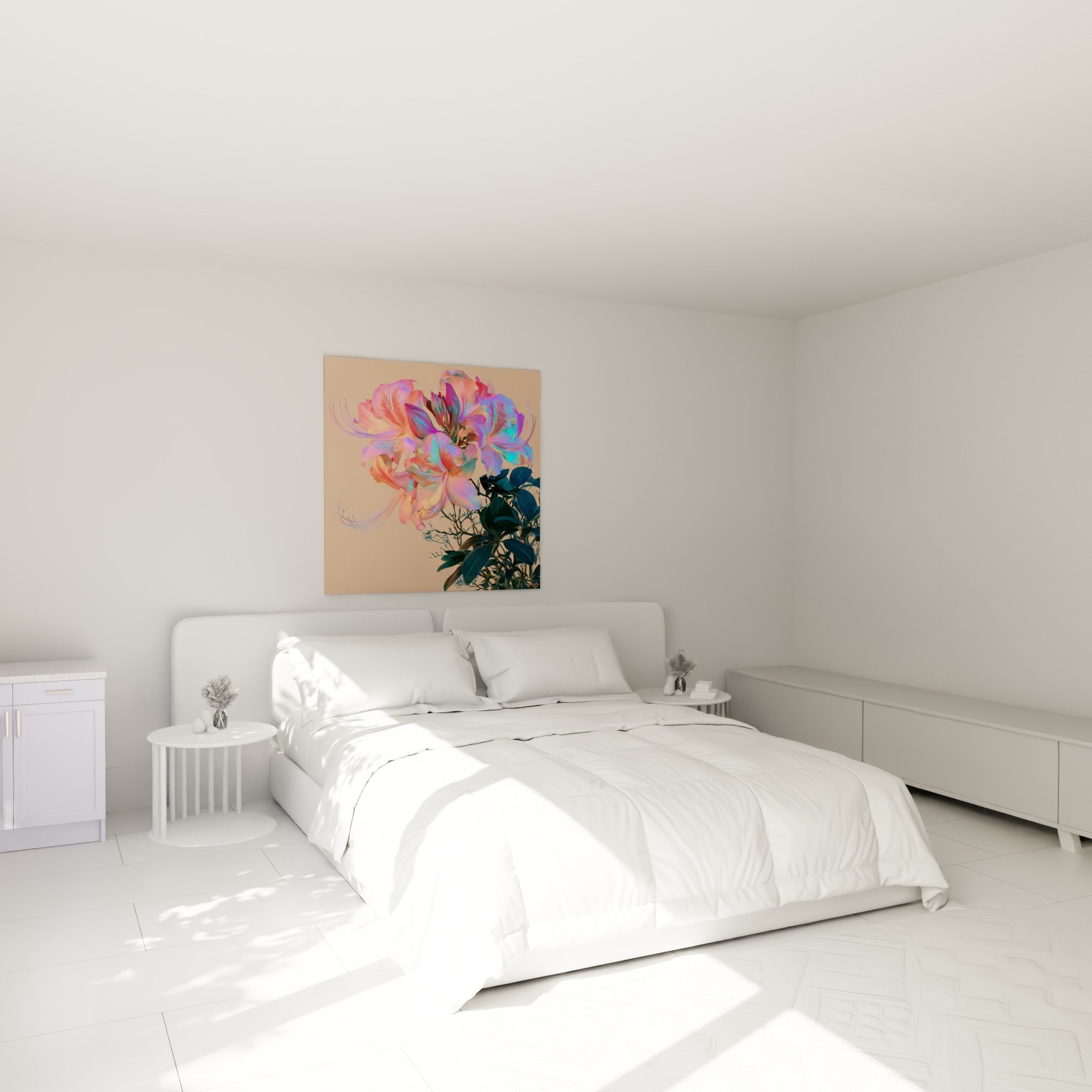 Bouquet d'azalées corail et violine irisé accroché au-dessus d'un lit dans une chambre claire