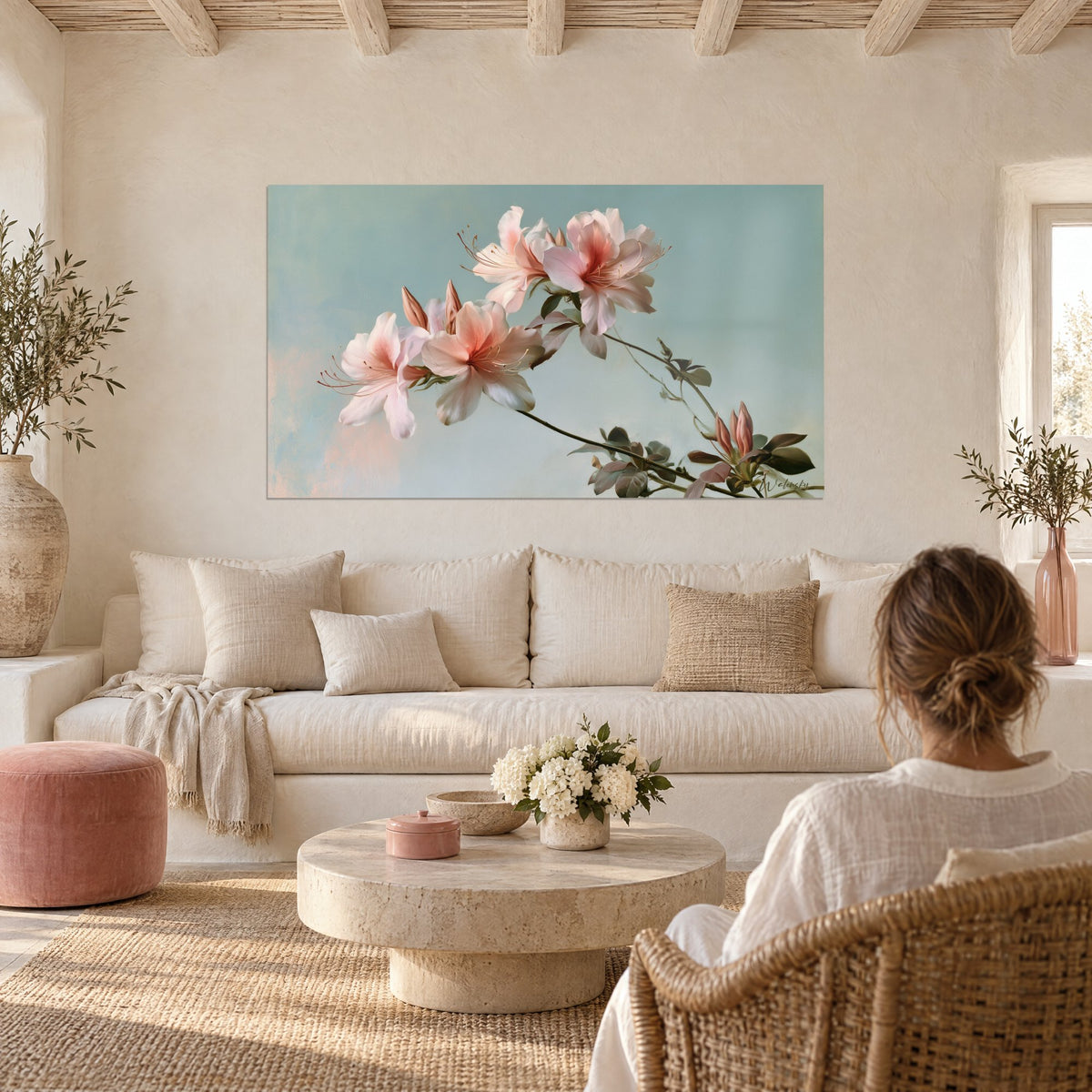 Tableau azalées rose pâle sur ciel bleu givré, étamines fines, vu de dos au-dessus d'un canapé dans un salon lumineux