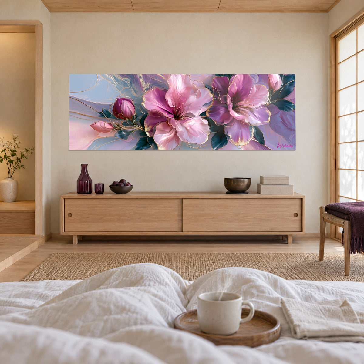 Cuadro corolas rosa pálido y ciruela con filetes dorados, fondo marmolado lavanda, sobre una cama en un dormitorio luminoso