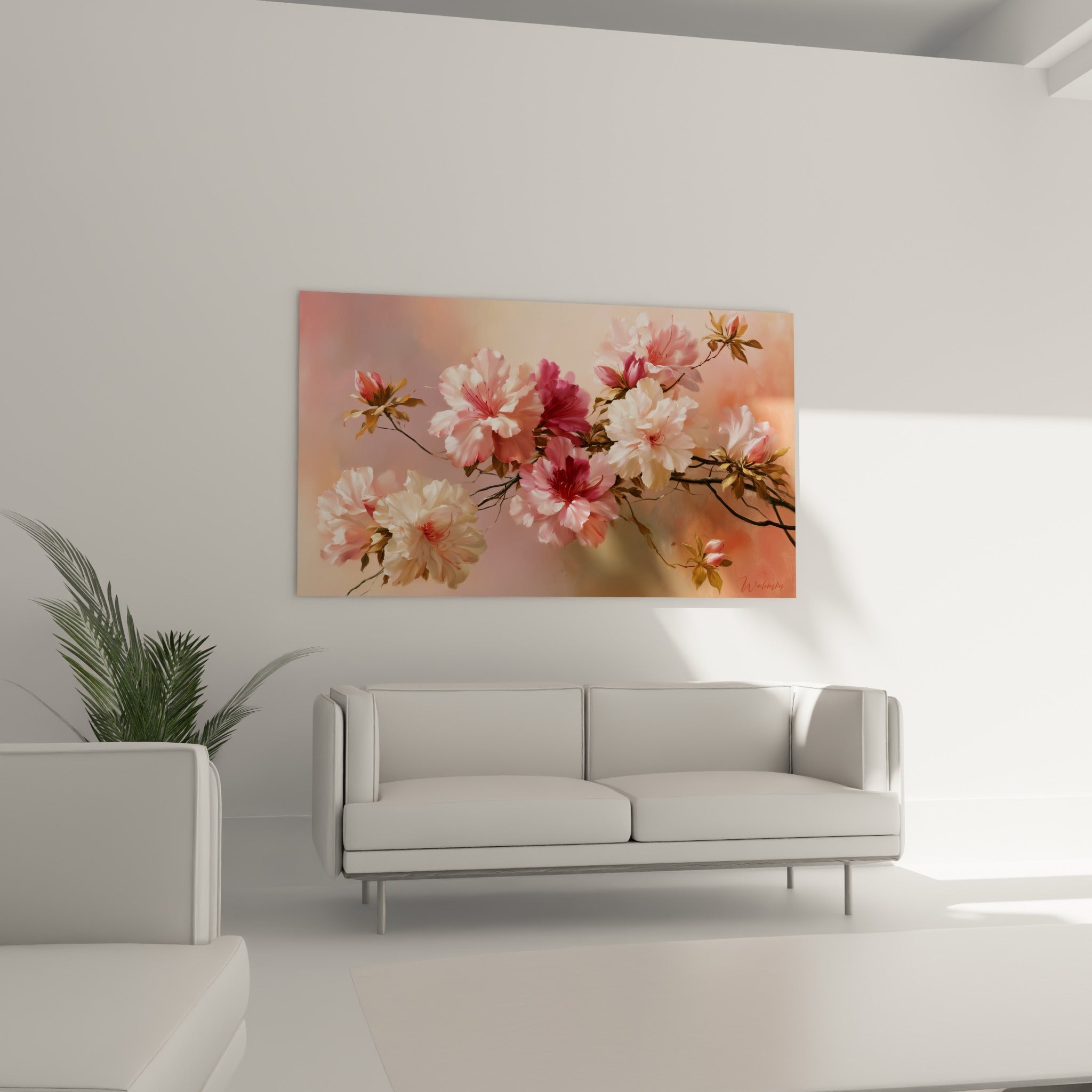 Fleurs d'azalée fuchsia et crème au-dessus d'un canapé dans un salon lumineux