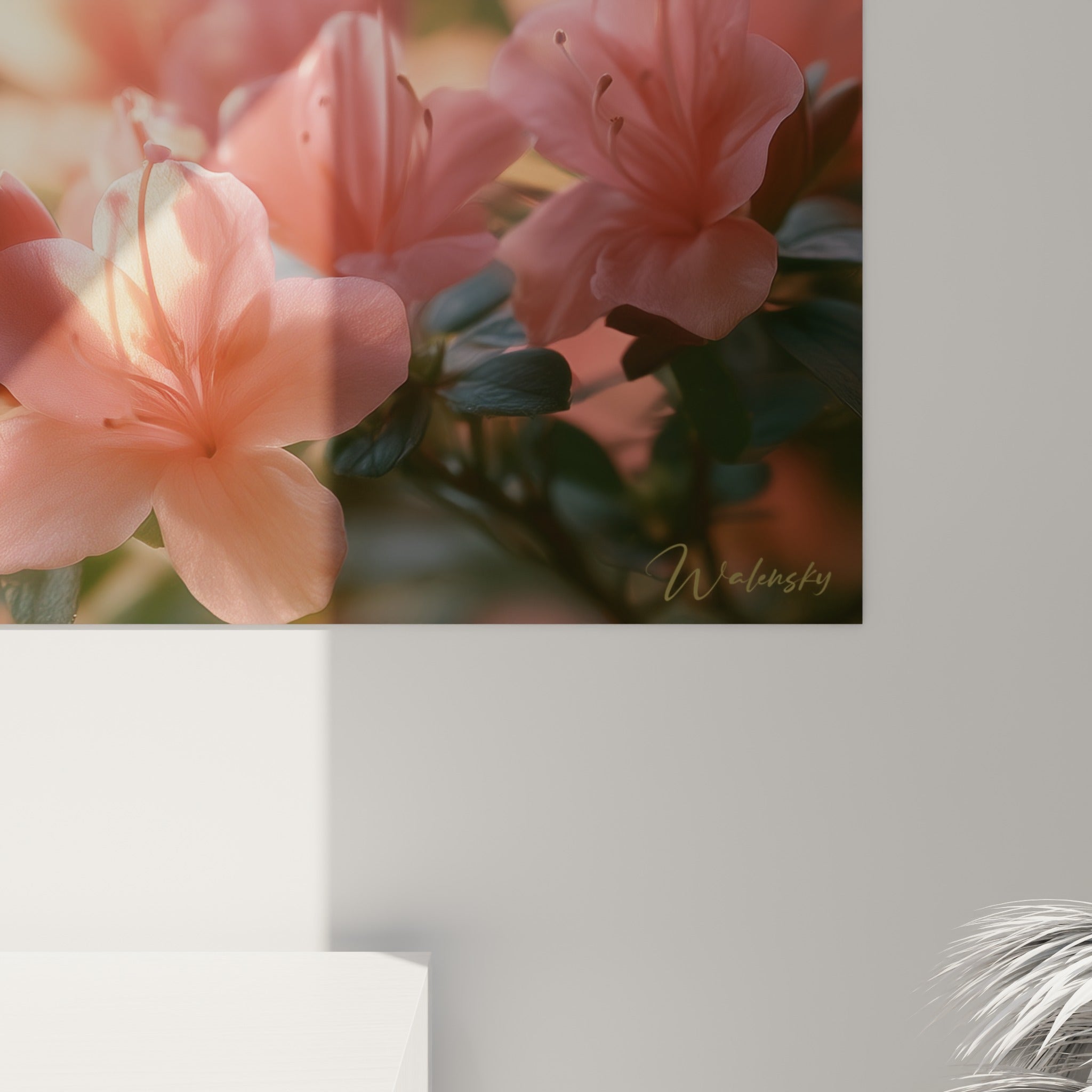Pétales d'azalée rose et corail en gros plan, grain de l'impression révélant les nervures florales dorées