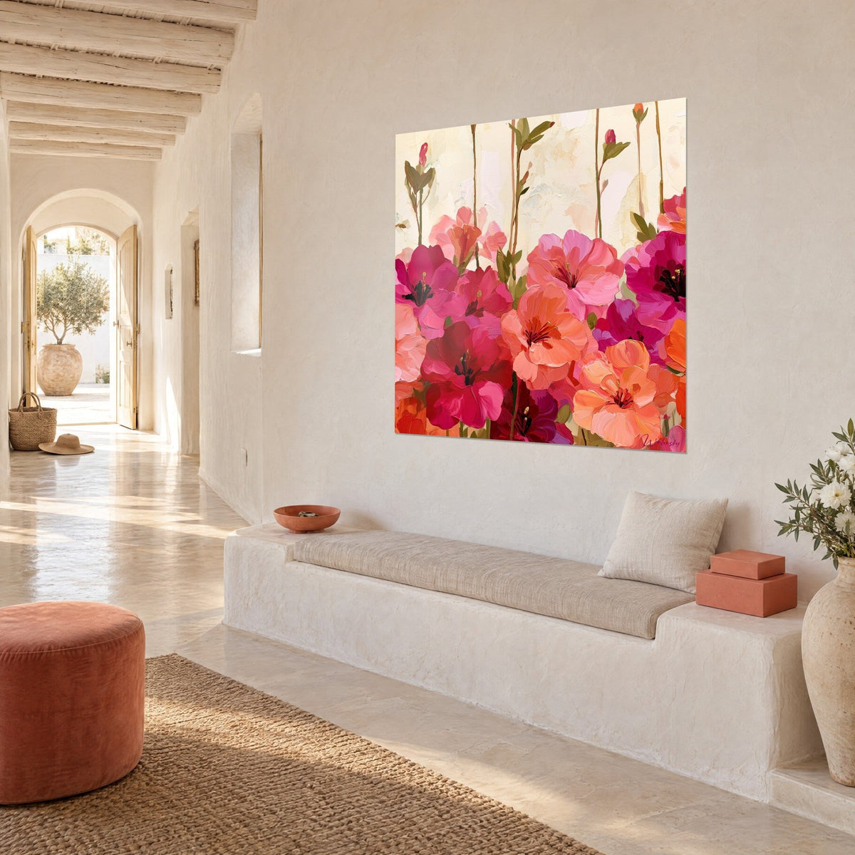 Tableau bouquet de pétales fuchsia et saumon sur fond crème, tiges vert olive, vu de trois-quarts, mur blanc chaulé
