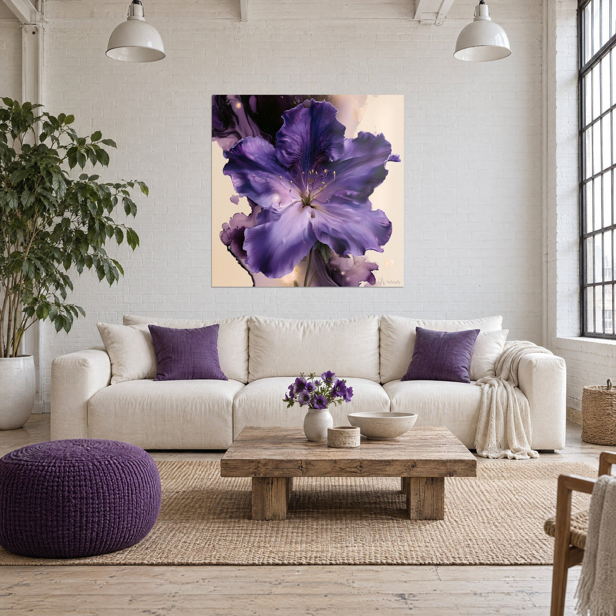 Tableau azalée violette aux pétales froissés, cœur lilas et étamines dorées, fond crème, au-dessus d'un canapé dans un salon lumineux