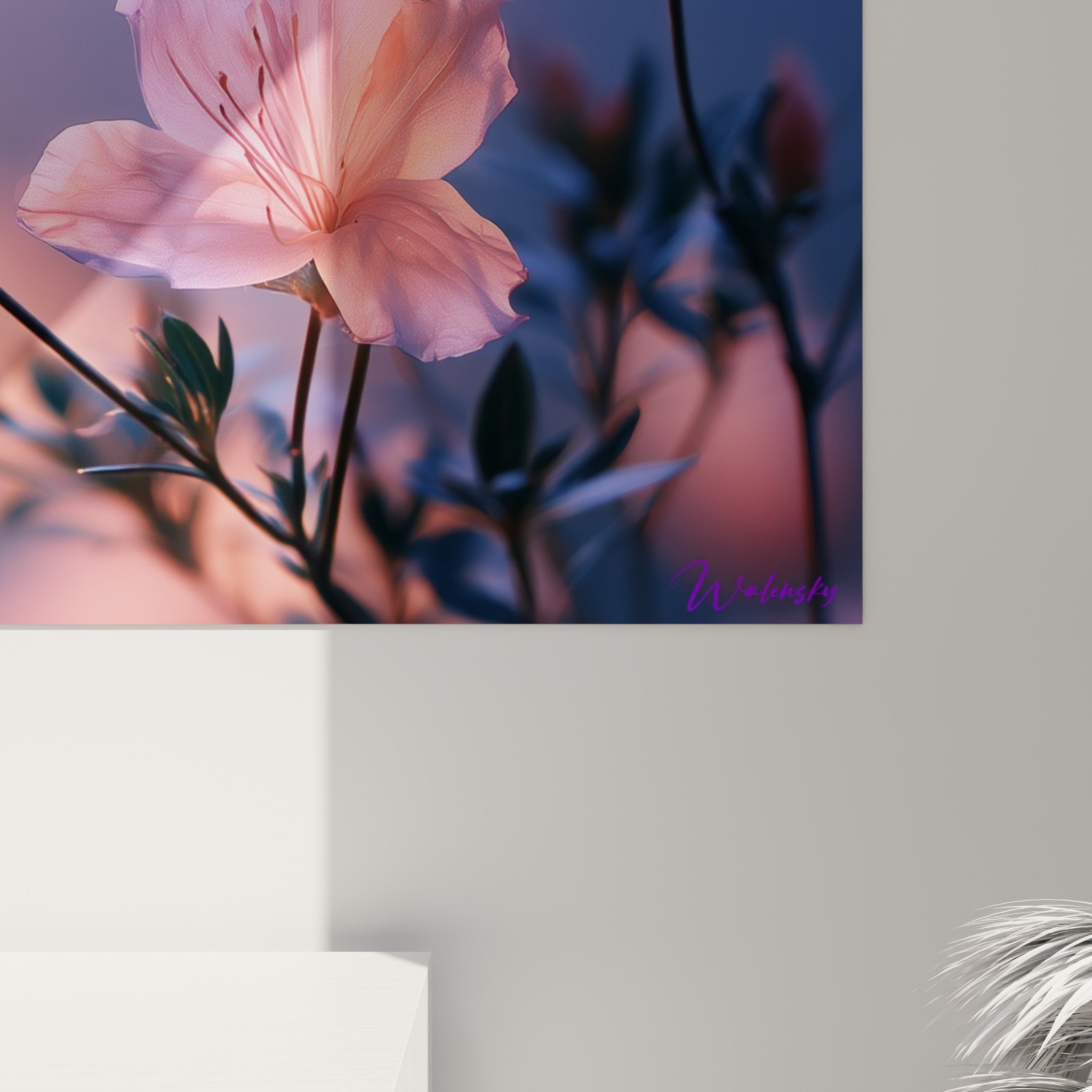Pétales d'azalée en gros plan révélant nervures fines et transitions de rose et de bleu lavande