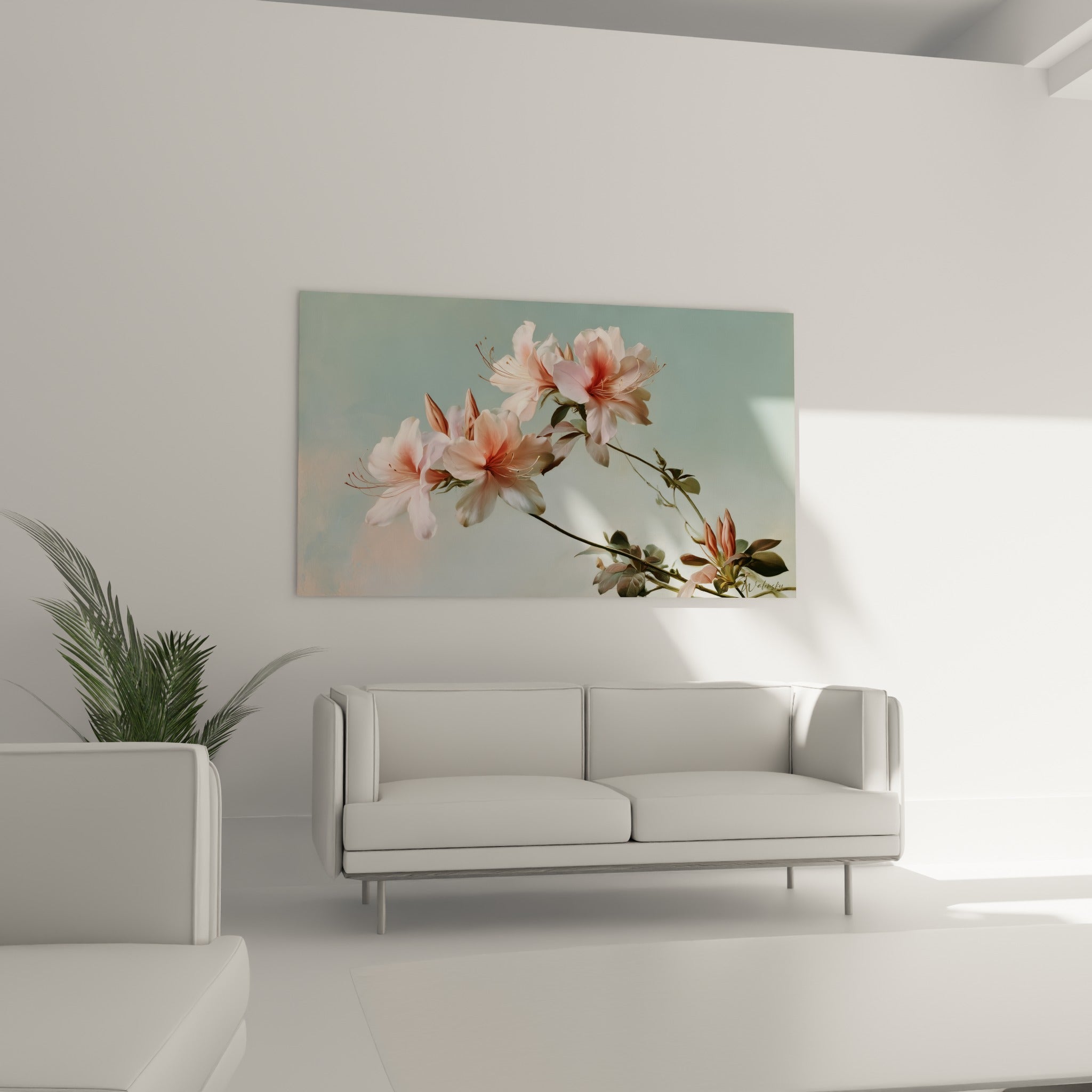 Fleurs d'azalée rose poudré et blanches déployées au-dessus d'un canapé dans un salon lumineux