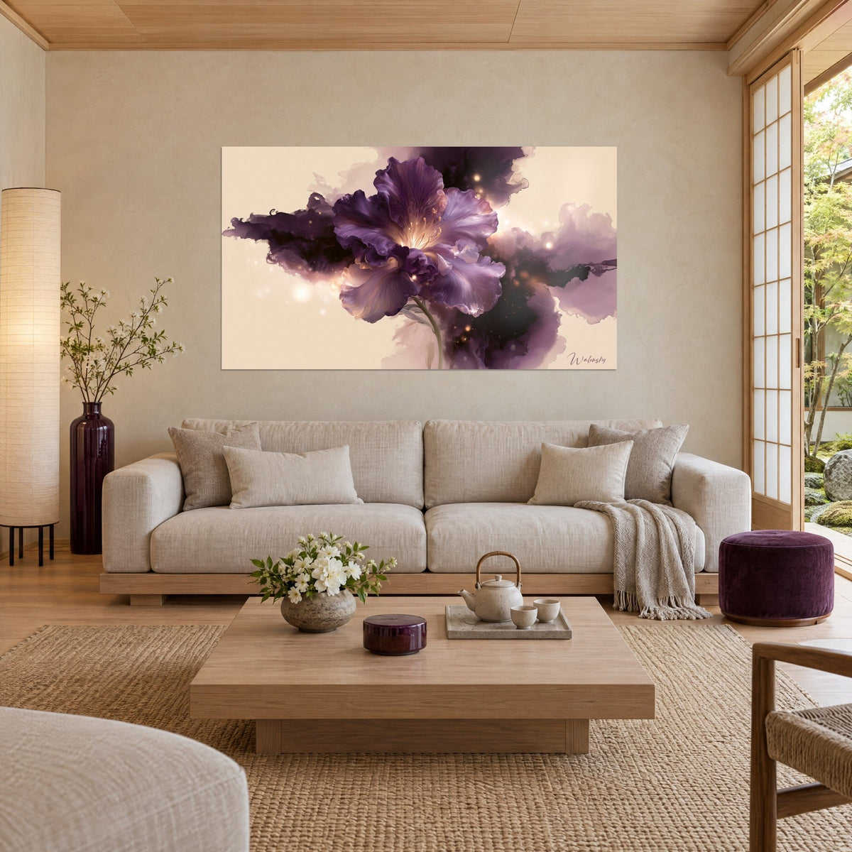 Cuadro iris púrpura de pétalos ondulados, volutas ahumadas color ciruela sobre fondo crema, encima de un sofá en un salón luminoso