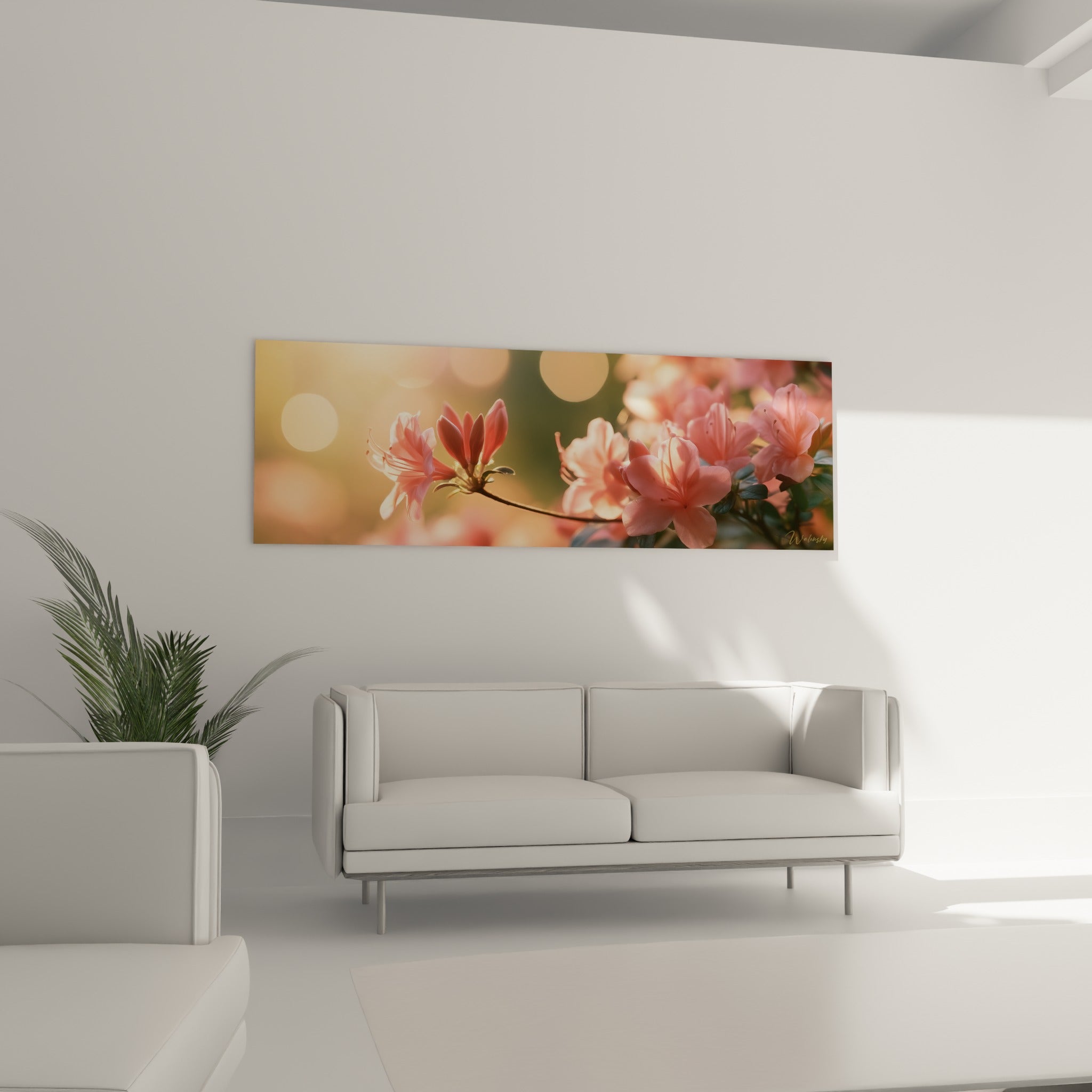 Branche d'azalée rose et ambrée en fleur, accrochée au-dessus d'un canapé dans un salon lumineux