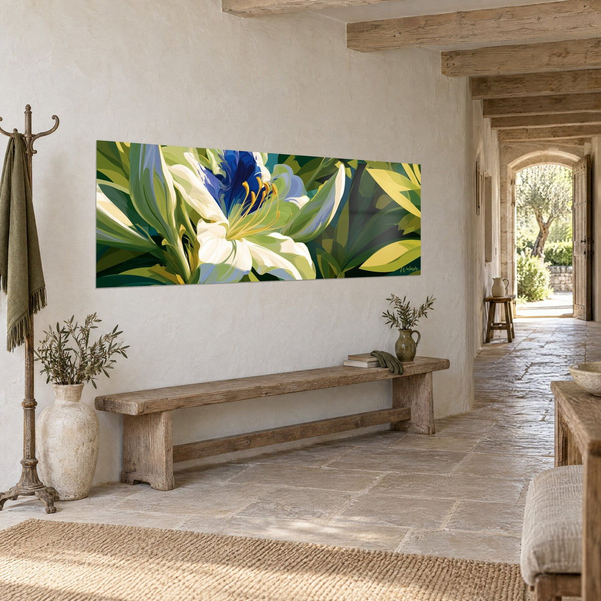 Tableau fleur épanouie blanche et bleu cobalt sur fond de feuilles vert olive, mur de pierre et banc, vue de trois-quarts