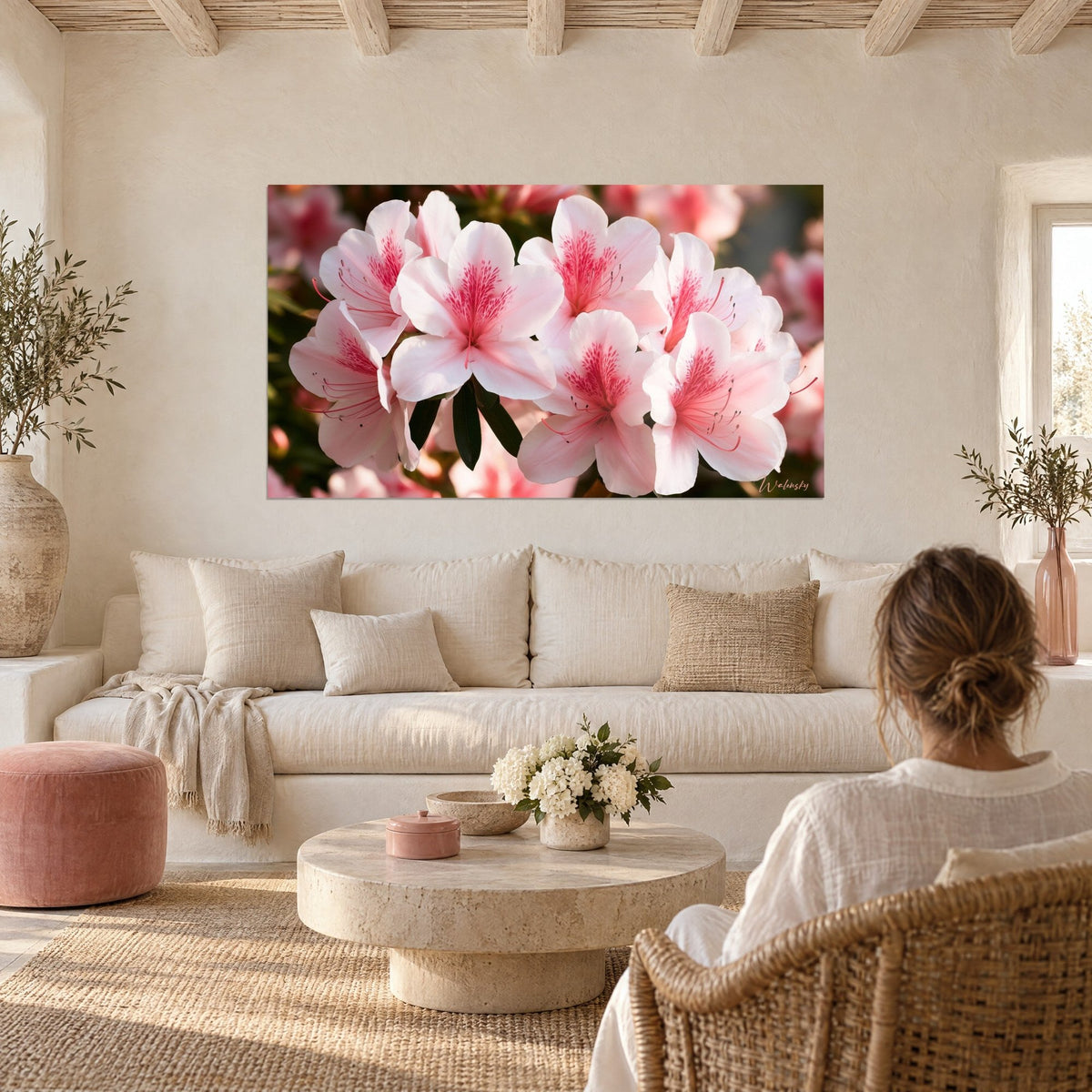 Tableau azalées blanches et roses aux étamines rouges, grappe au soleil, au-dessus d'un canapé dans un salon lumineux