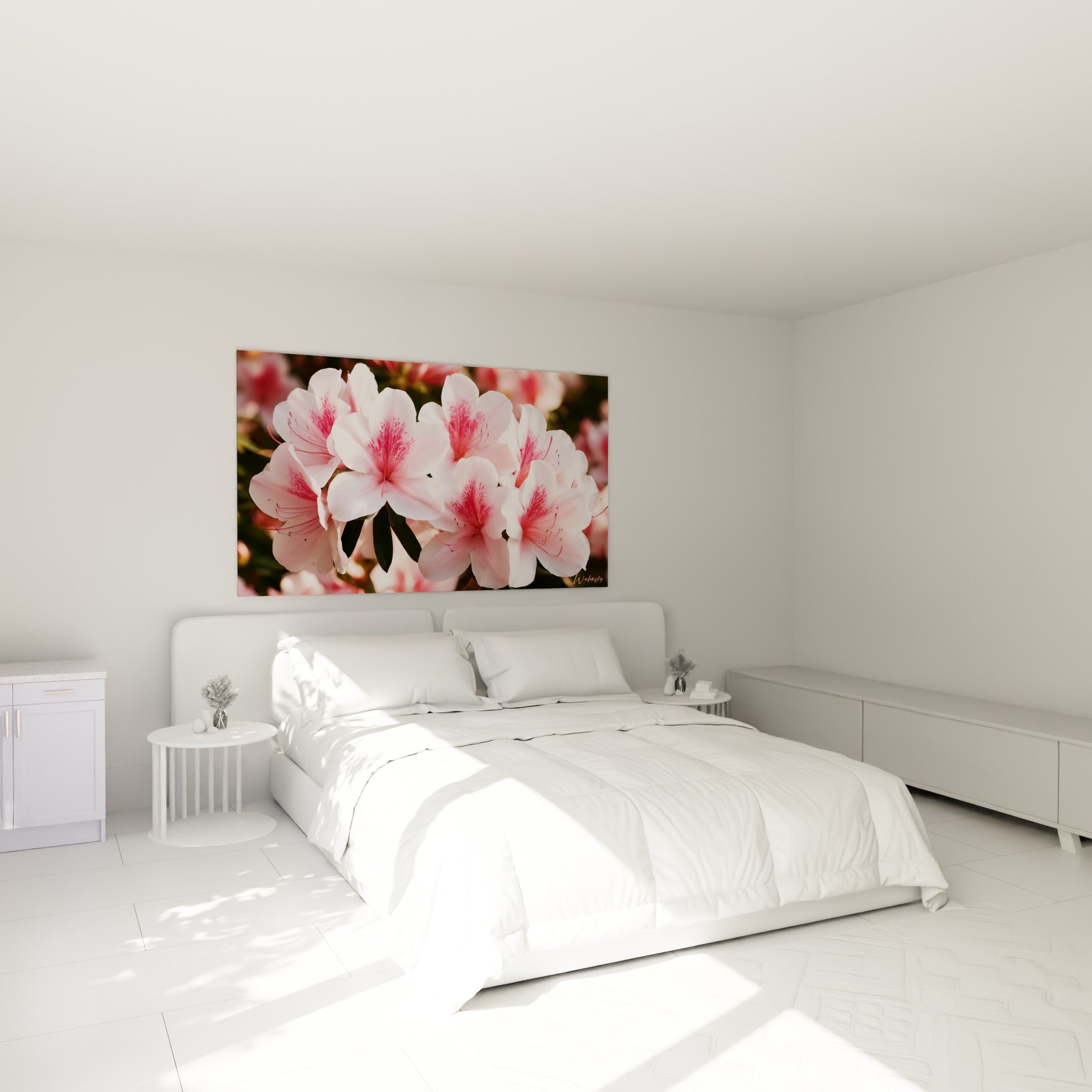 Azalée blanche et rose aux étamines pourpres, accrochée au-dessus d'un lit dans une chambre claire