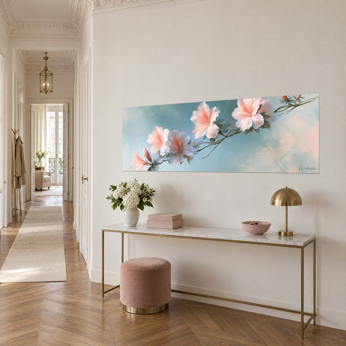 Tableau branche fleurie allongée aux pétales rosés et corolles ivoire, ciel turquoise, sur une console dorée en couloir