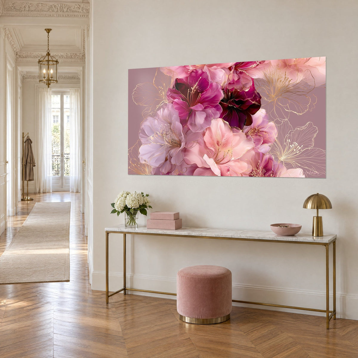 Tableau corolles rose poudré et bordeaux aux contours dorés sur fond mauve, vu de trois quarts, console dorée et pouf rose