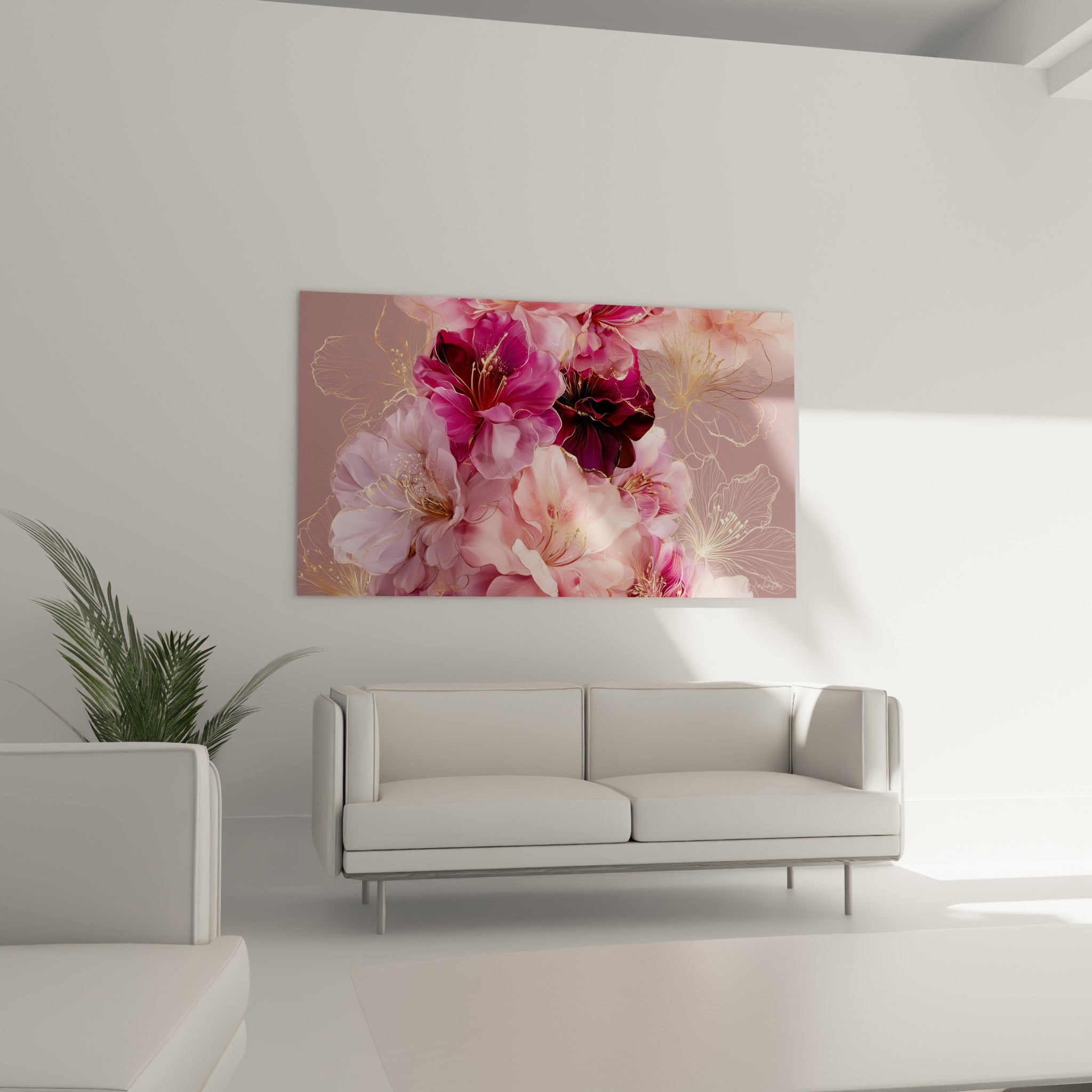 Fleurs d'azalée rose poudré et bordeaux entourées de silhouettes dorées, au-dessus d'un canapé dans un salon lumineux