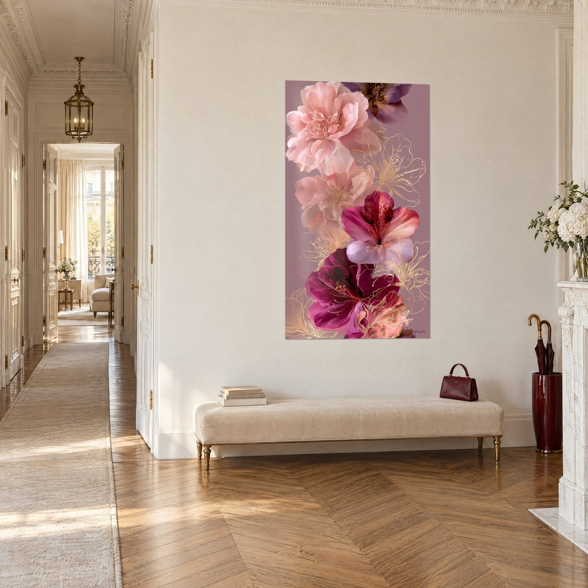 Gemälde blasse und magentafarbene Blüten auf mauvefarbenem Grund, verflochtene Goldfäden, Dreiviertelansicht über einer Flurbank im Haussmann-Stil