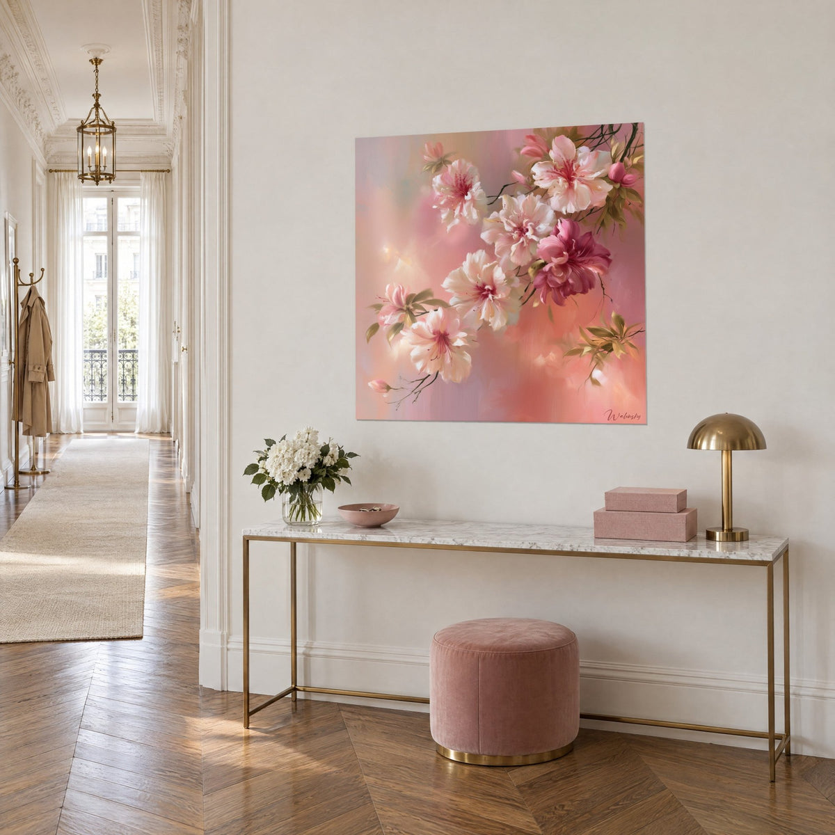 Tableau bouquet de pétales ivoire et magenta, branches sombres, vue de trois-quarts sur un mur crème, console dorée