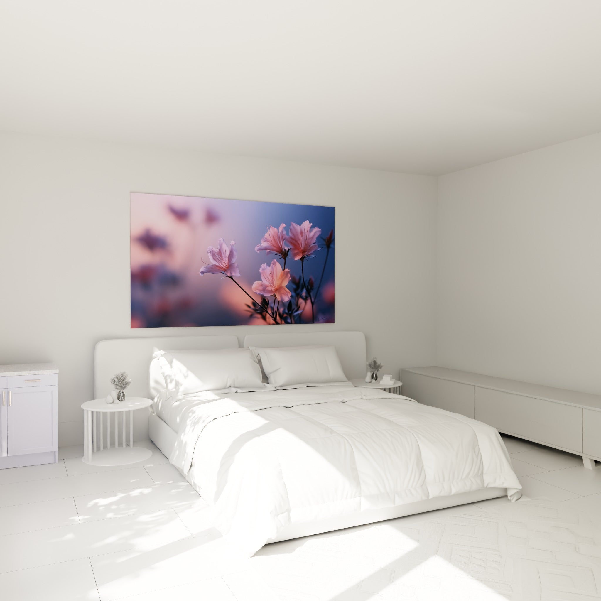 Fleurs d'azalée roses et bleu lavande accrochées au-dessus d'un lit dans une chambre claire