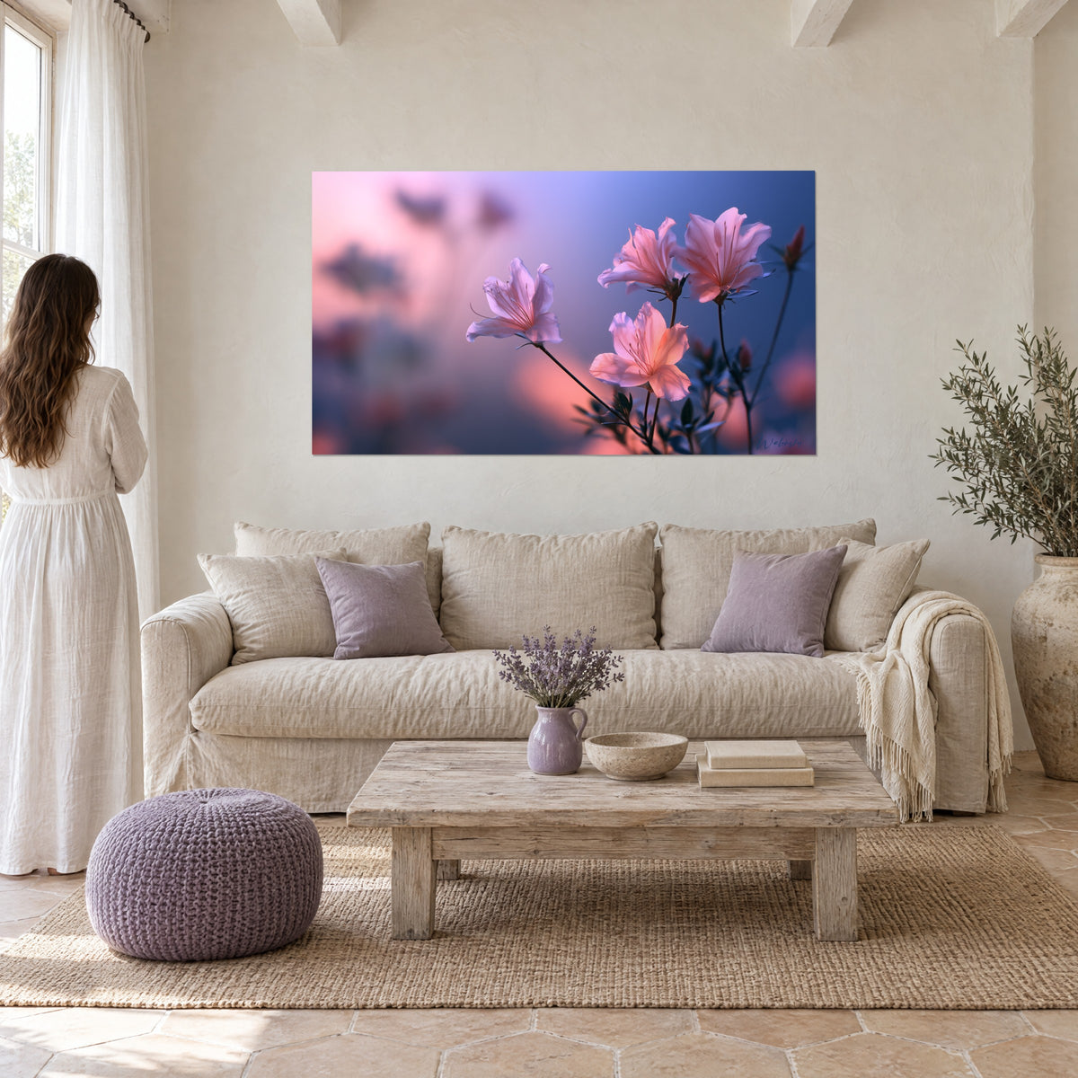 Quadro di azalee rosa cipria su sfondo azzurro lavanda sfocato, petali traslucidi, sopra un divano in un soggiorno luminoso