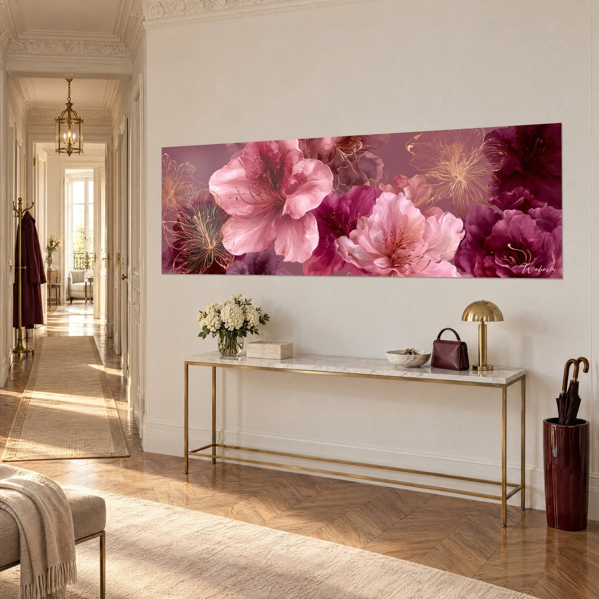 Tableau fleurs pourpres et corolles rose poudré cernées de fins filets dorés, vu de trois-quarts au-dessus d'une console dorée