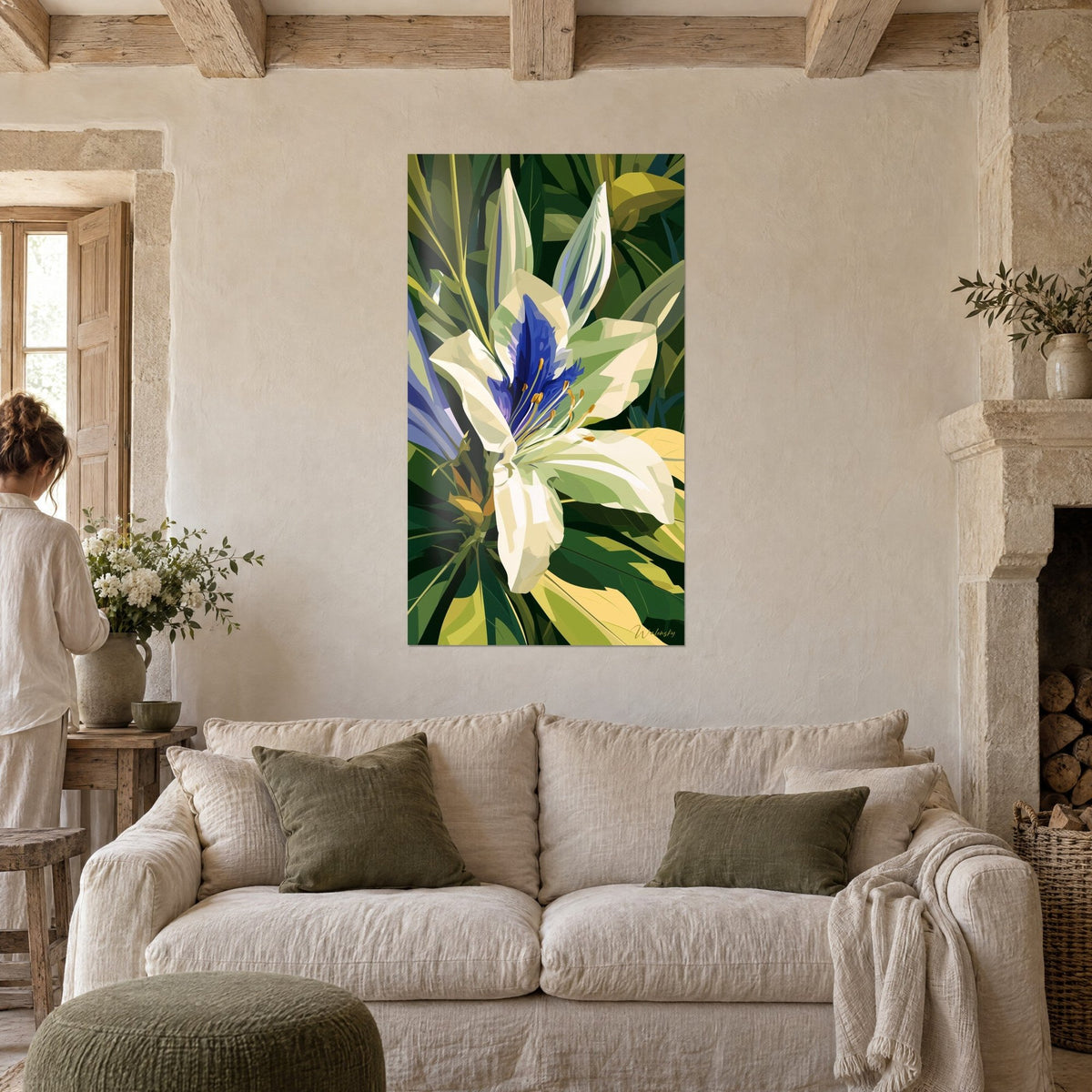 Tableau lis blanc au cœur indigo, étamines dorées sur feuillage vert sombre, personne de dos, au-dessus d'un canapé dans un salon lumineux