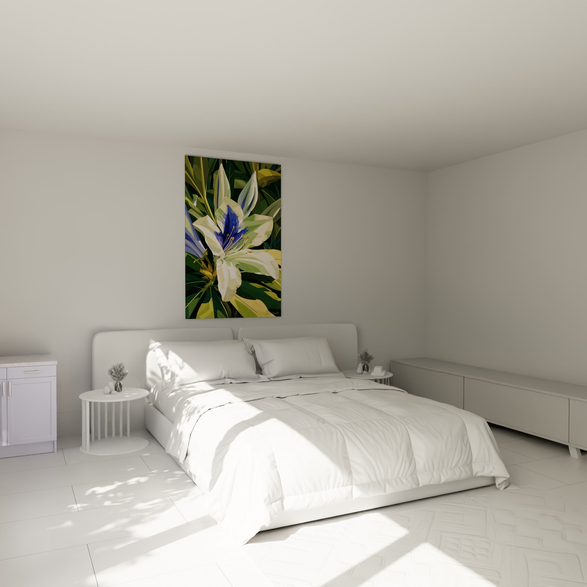 Fleur azalée blanche et bleu indigo dans un feuillage vert, au-dessus d'un lit dans une chambre claire