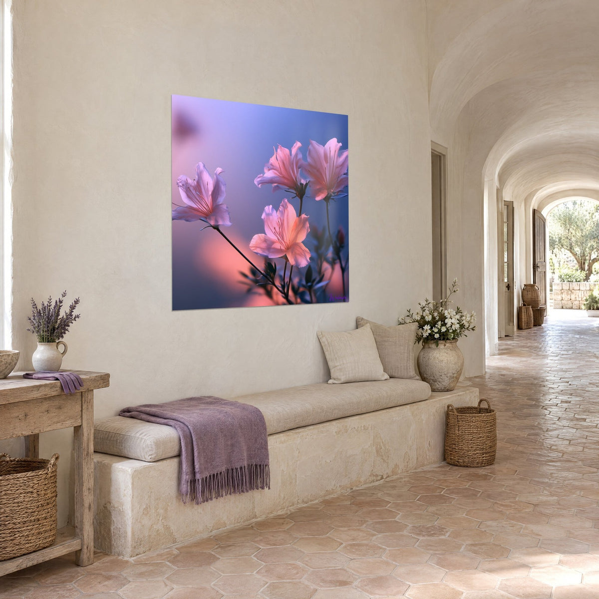 Tableau trois corolles d'azalée rose saumon et mauve aux étamines fines, flou bleu lavande, banquette en pierre d'un mas provençal