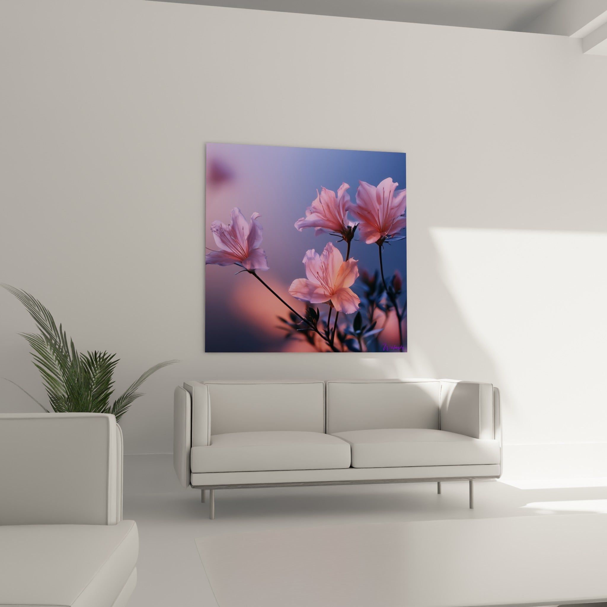 Fleurs d'azalée roses et bleutées suspendues au-dessus d'un canapé dans un salon lumineux