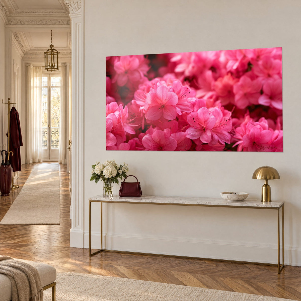 Tableau bouquet dense de fleurs rose bonbon et magenta aux nervures marquées, vu de trois-quarts, console dorée haussmannienne