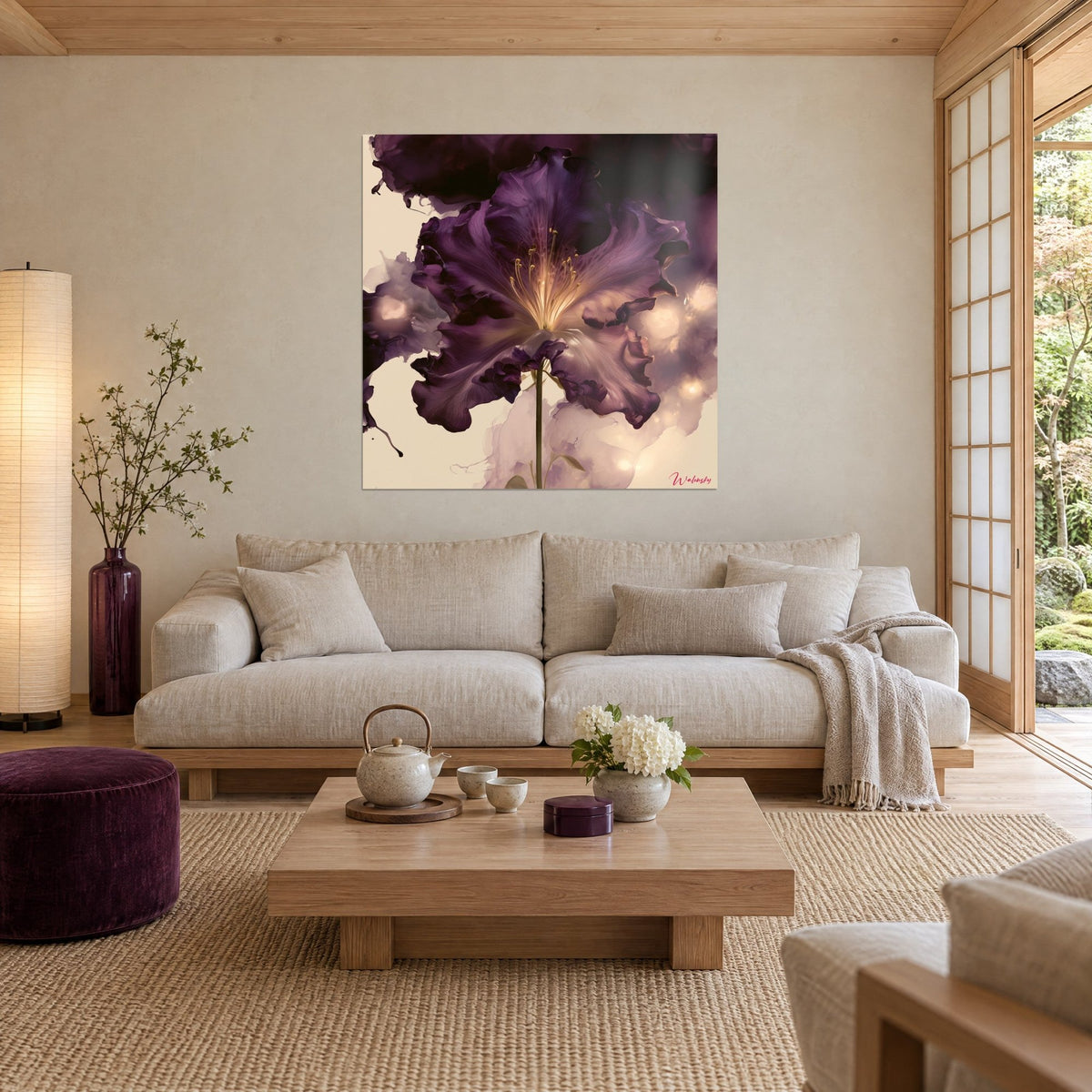 Tableau grande corolle pourpre aux étamines dorées sur fond crème, au-dessus d'un canapé dans un salon lumineux