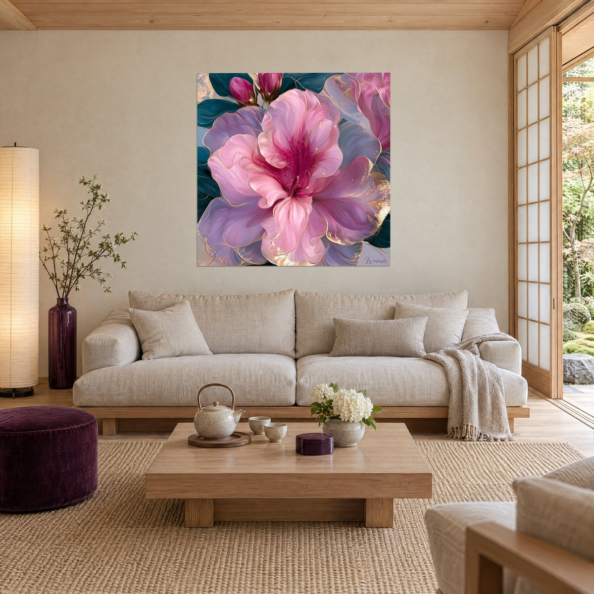 Tableau azalée rose poudré aux liserés d'or, feuillage bleu-vert profond, au-dessus d'un canapé dans un salon lumineux