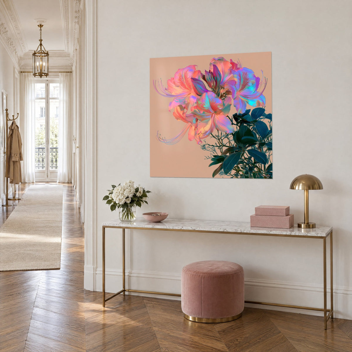 Tableau bouquet de fleurs irisées rose et turquoise sur fond sable, feuillage vert profond, au-dessus d'une console dorée