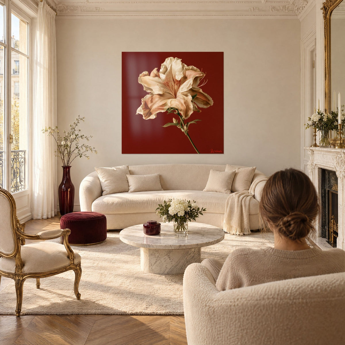 Tableau azalée aux pétales crème froissés et pistils fins, fond bordeaux, au-dessus d'un canapé dans un salon lumineux