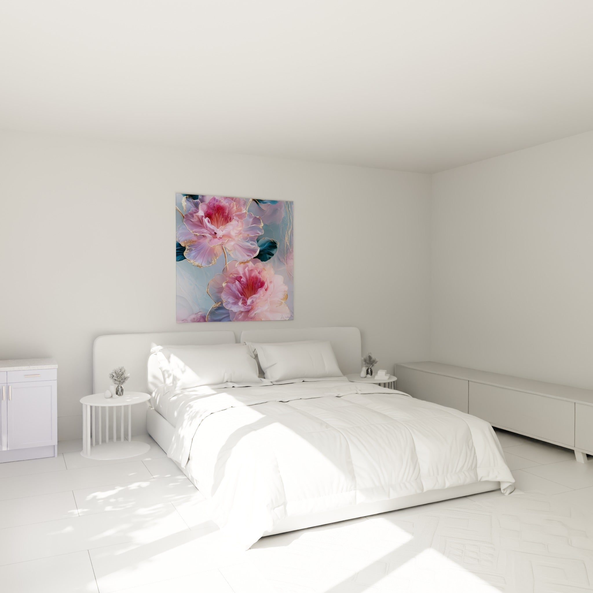 Pétales d'azalée roses et magenta cerclés d'or au-dessus d'un lit dans une chambre claire