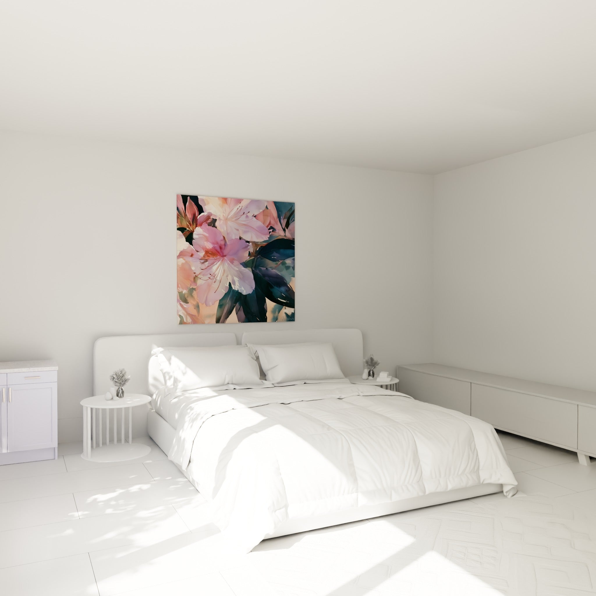 Pétales roses et pêche de l'azalée peinte, accrochée au-dessus d'un lit dans une chambre claire