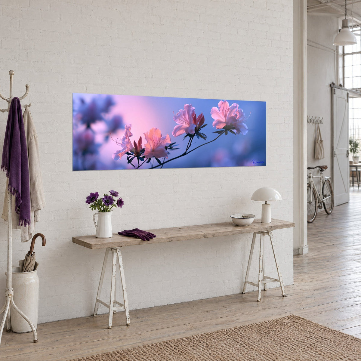 Tableau fleurs d'azalée corail et bleu nuit, pétales froissés sur tige sombre, mur blanc et console en bois